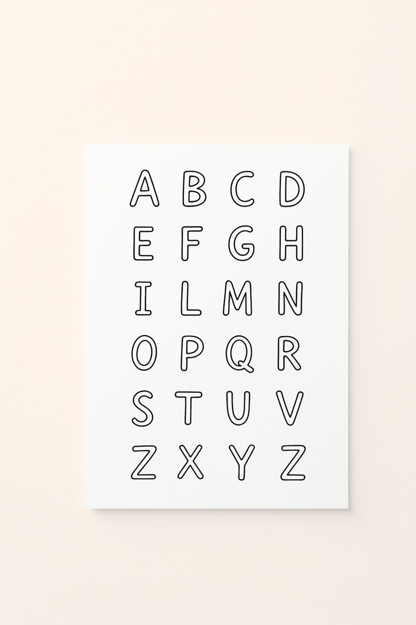 Poster educativo per bambini in bianco e nero da colorare con lettere dell'alfabeto, su delicato sfondo rosato.