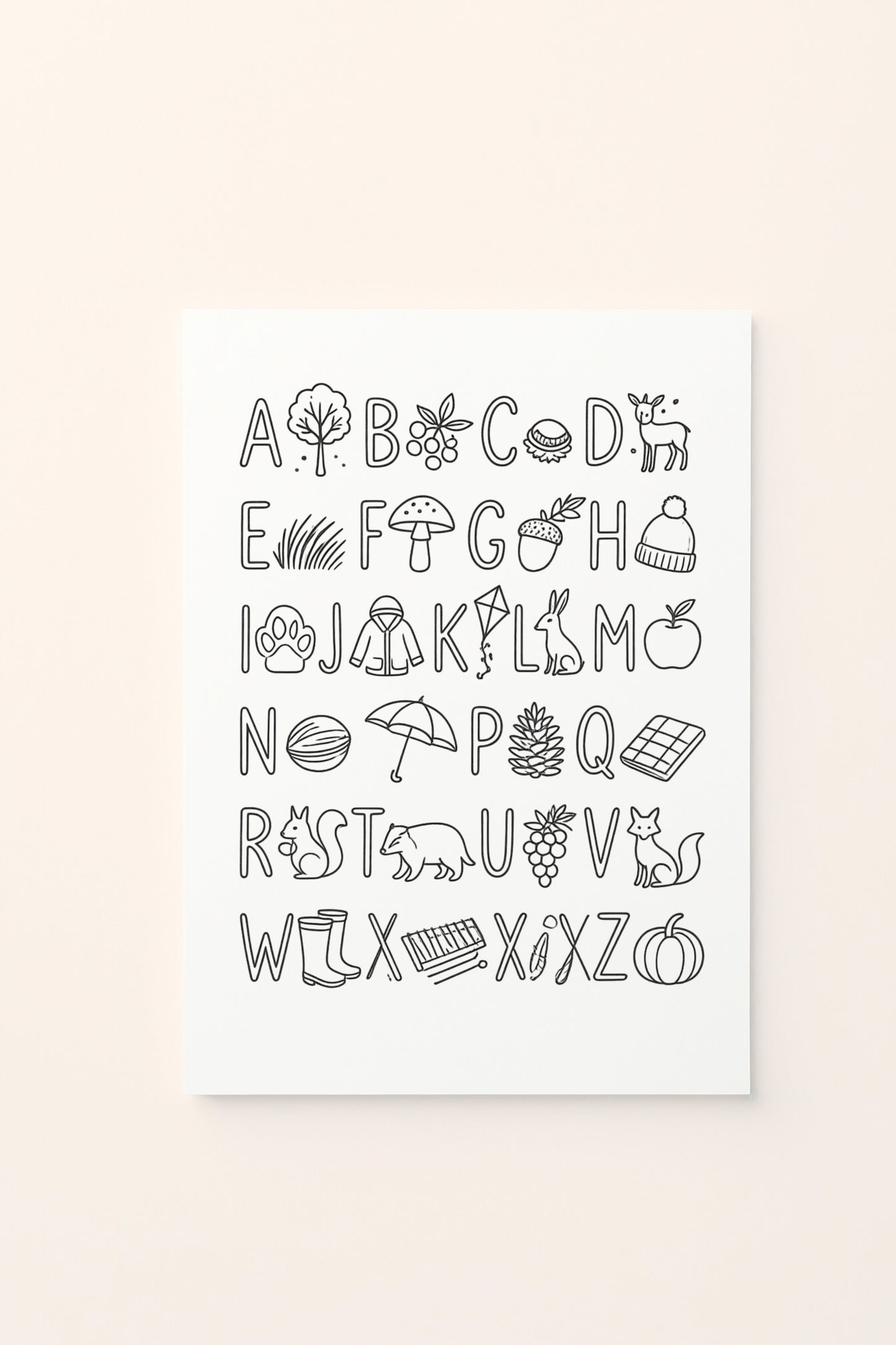 Poster per bambini con alfabeto illustrato e immagini autunnali associate alle lettere, tra animali, frutti, foglie e oggetti della stagione, da colorare, presentato su sfondo rosato.