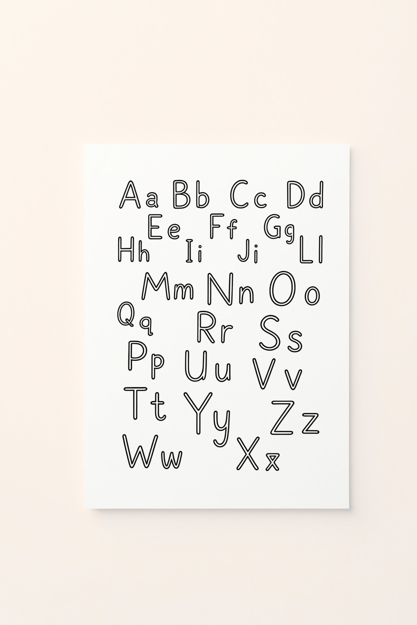 Poster educativo per bambini in bianco e nero da colorare con lettere dell'alfabeto in maiuscolo e minuscolo, su delicato sfondo rosato.