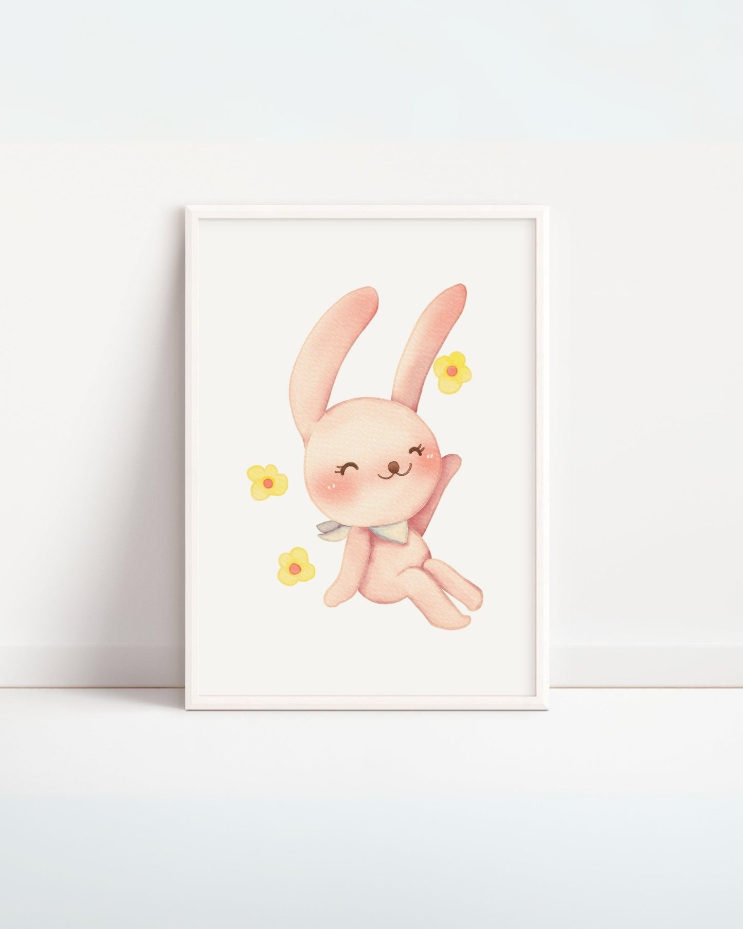 Poster con coniglietto rosa sorridente circondato da fiorellini gialli, illustrazione dolce per decorare la cameretta dei bambini.