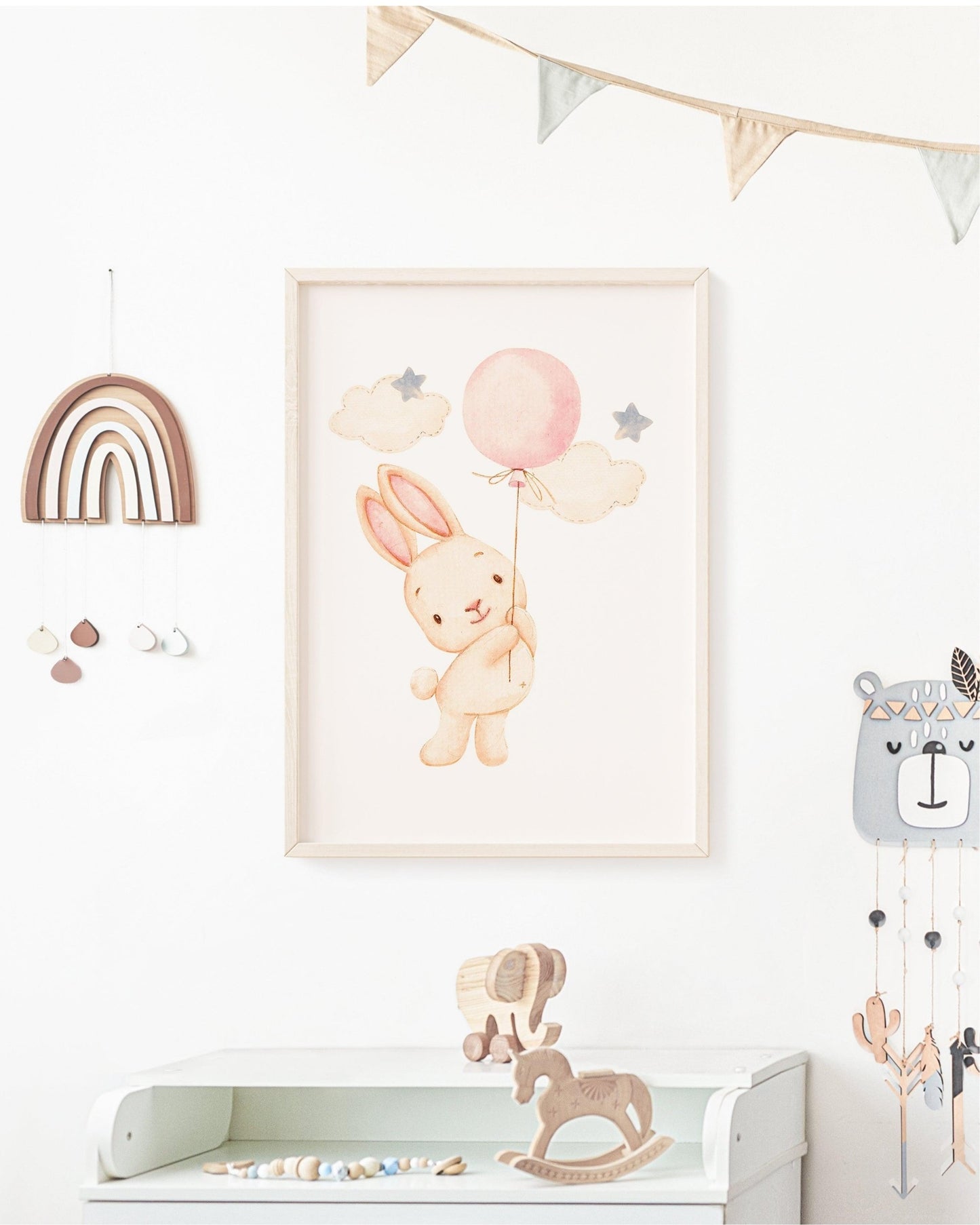 "Poster per bambini con coniglietto e palloncino rosa, appeso alla parete di una cameretta decorata in stile nordico."