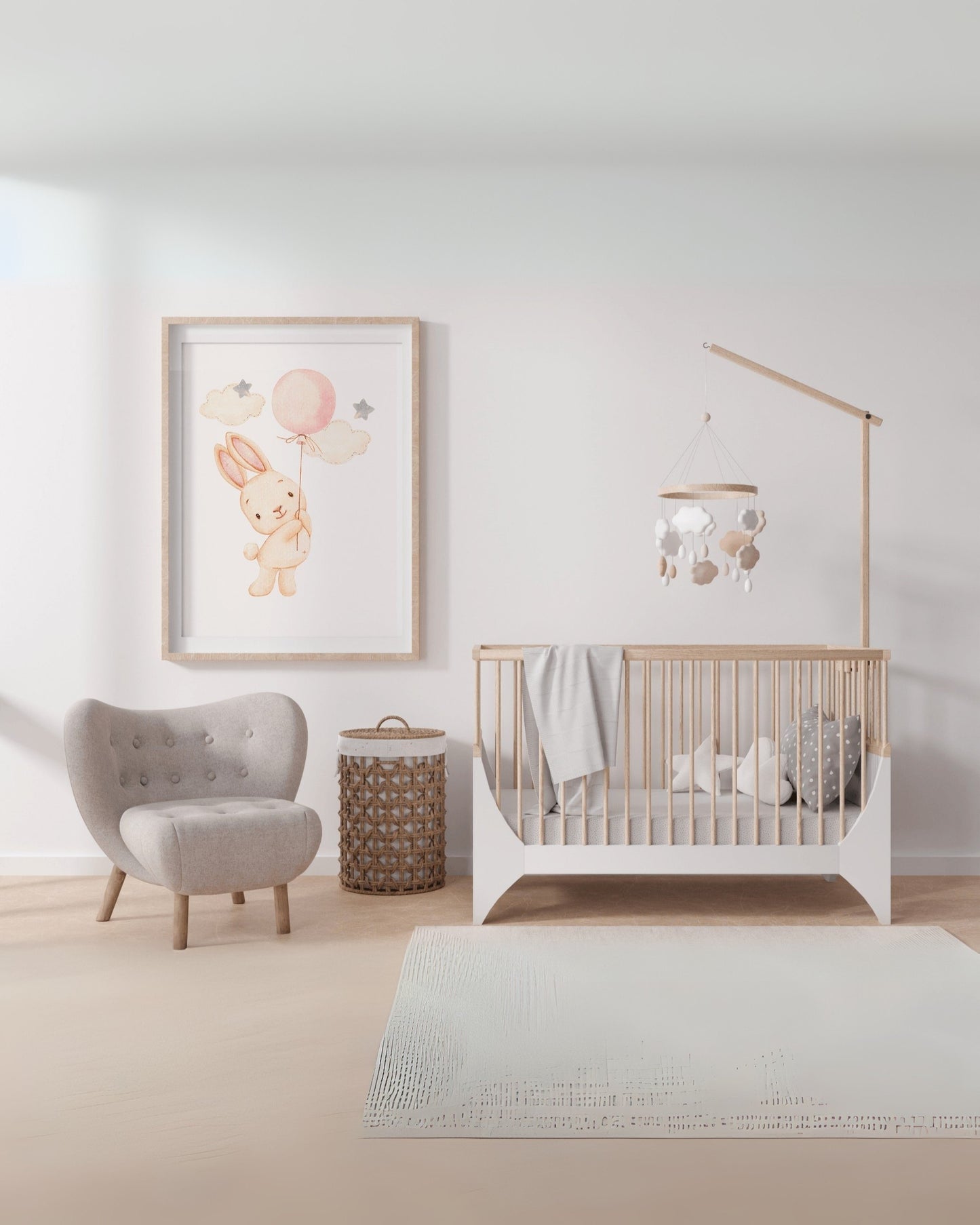Poster con coniglietto e palloncino rosa appeso sopra la culla in una cameretta per neonati in stile moderno e minimal."