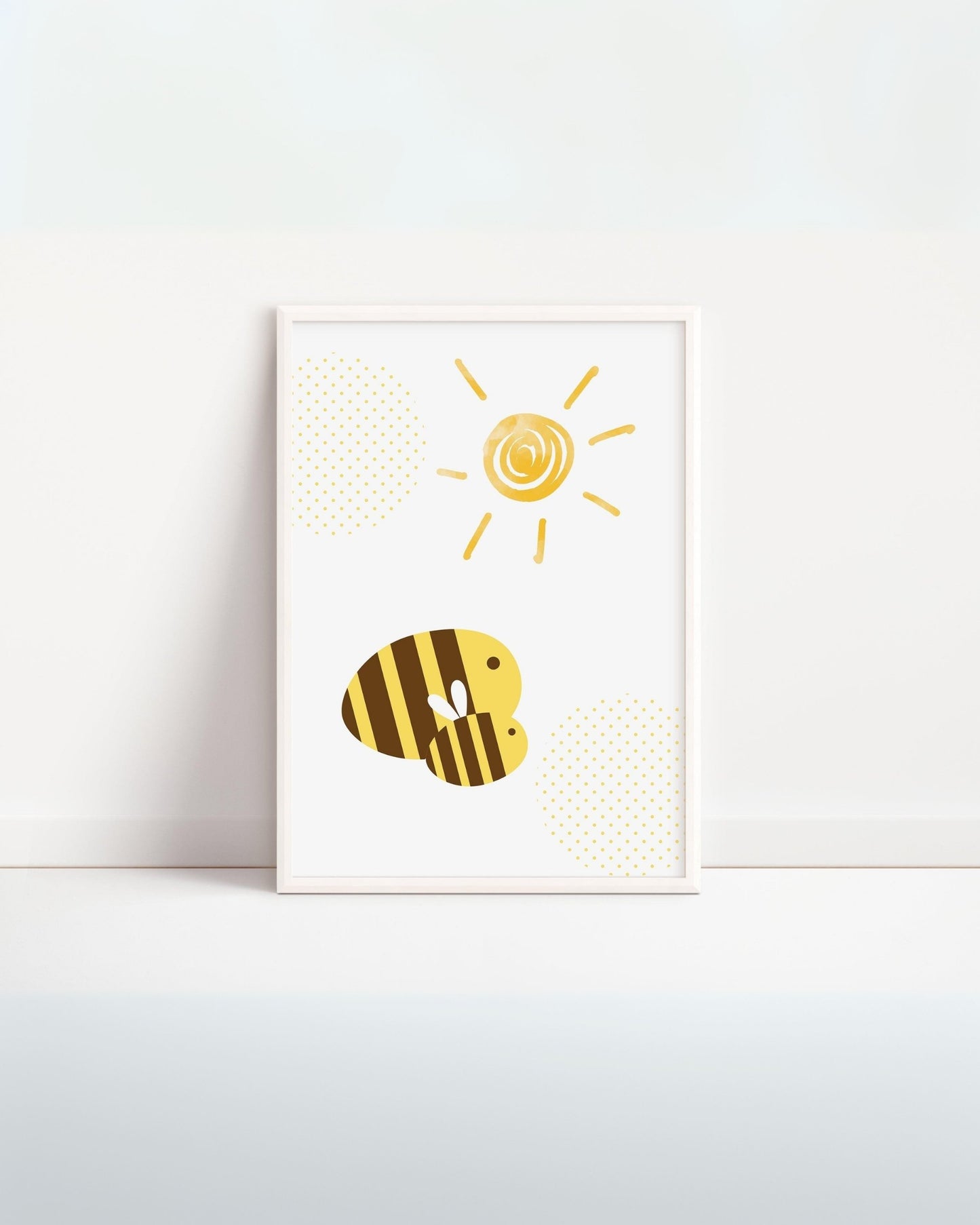 Poster per bambini da stampare con ape felice e sole giallo, decorazione digitale allegra per cameretta.