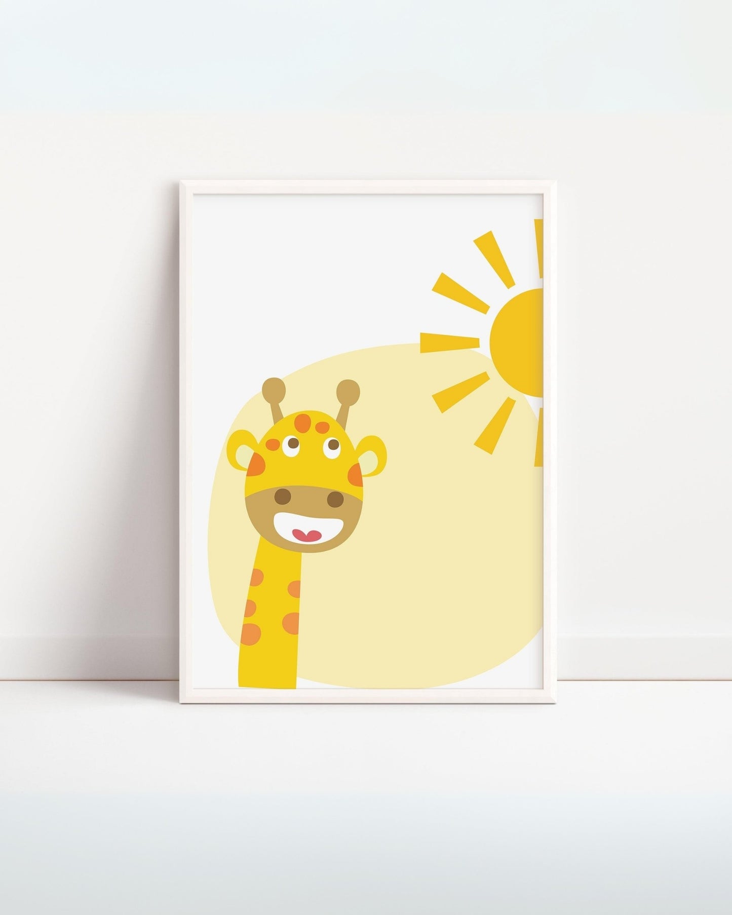 Poster con giraffa gialla sorridente illuminata dal sole, illustrazione allegra e colorata per decorare la cameretta dei bambini.