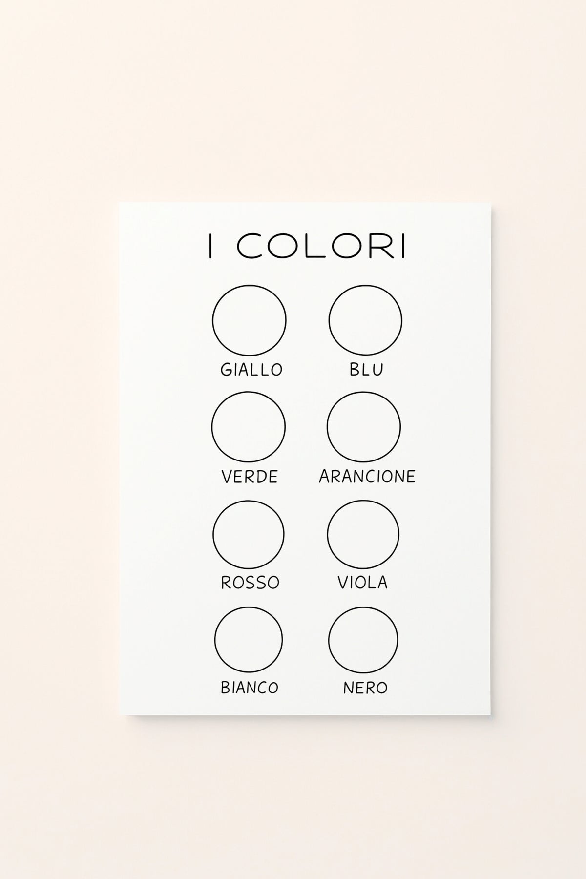 Poster educativo per bambini in bianco e nero da colorare sui colori, con cerchi e nomi di giallo, blu, verde, arancione, rosso, viola, bianco e nero, su delicato sfondo rosato.