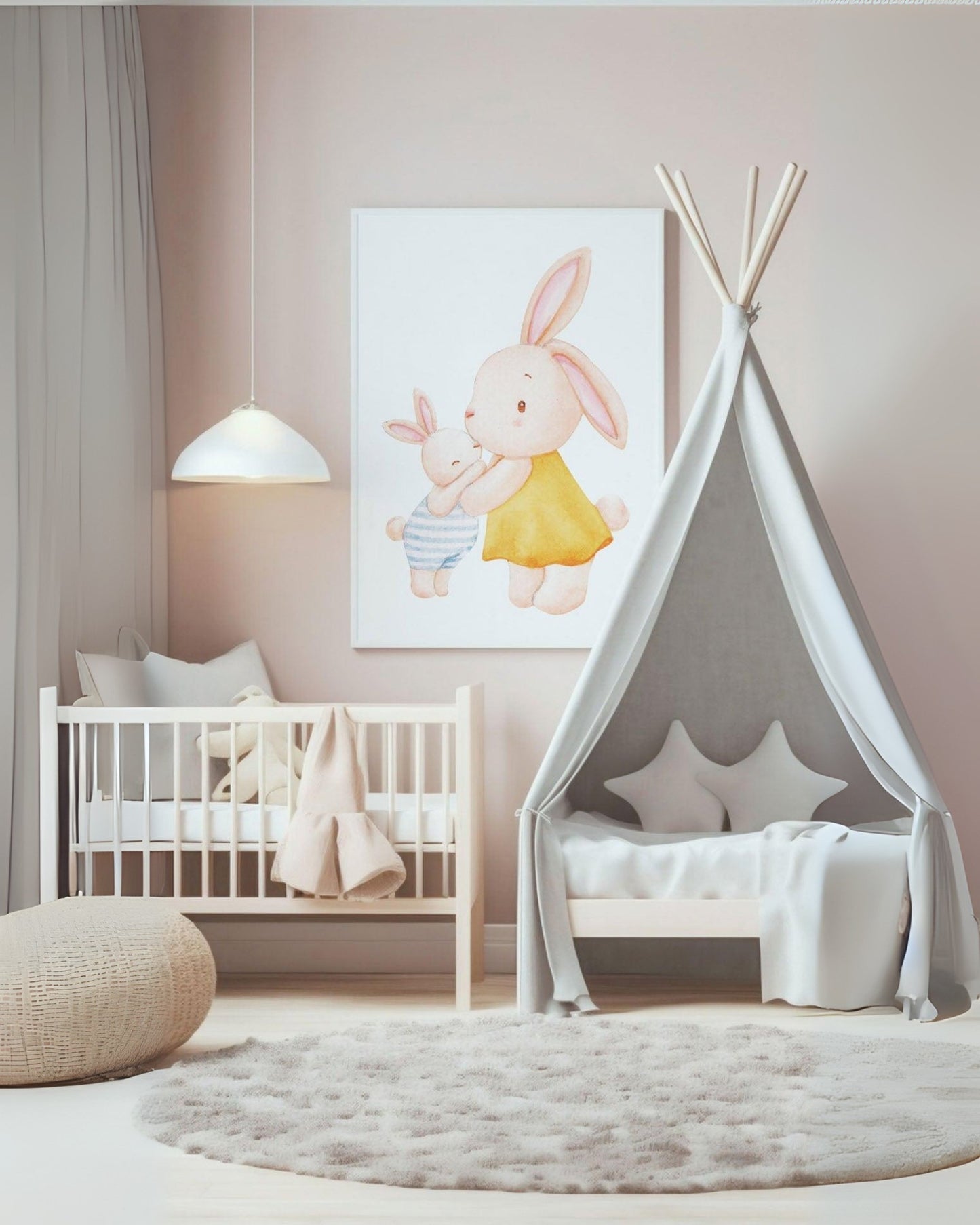 Poster con mamma coniglietta e cucciolo appeso in cameretta moderna, accanto a culla e tenda tipì, arredamento delicato e accogliente.