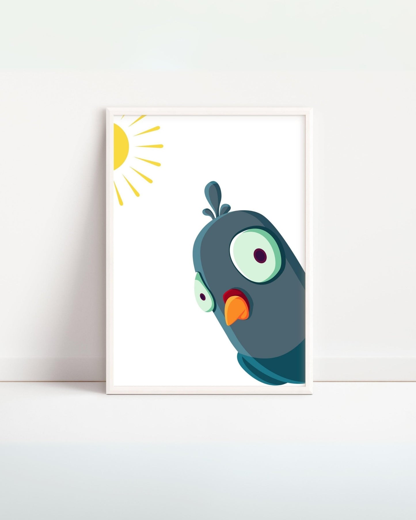 Poster con pappagallo blu dagli occhi grandi che sbuca curioso sotto il sole giallo, illustrazione giocosa per cameretta bambini.