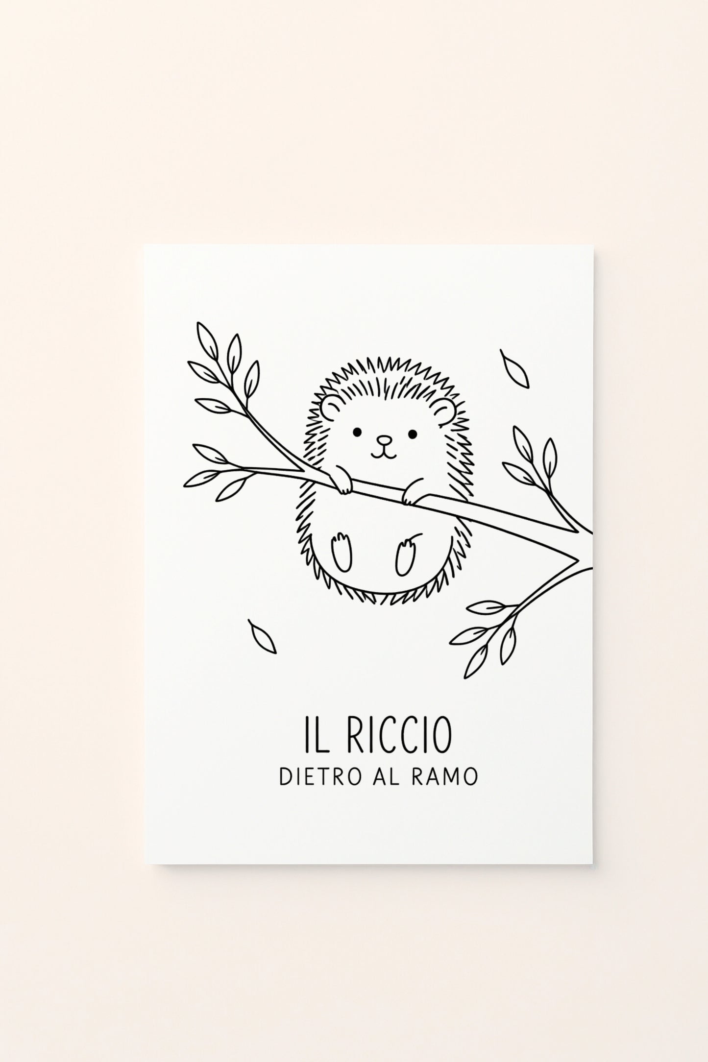 Poster per bambini con riccio illustrato su un ramo con foglie autunnali, da colorare , presentato su sfondo rosato. Illustrazione delicata dai colori caldi e naturali.
