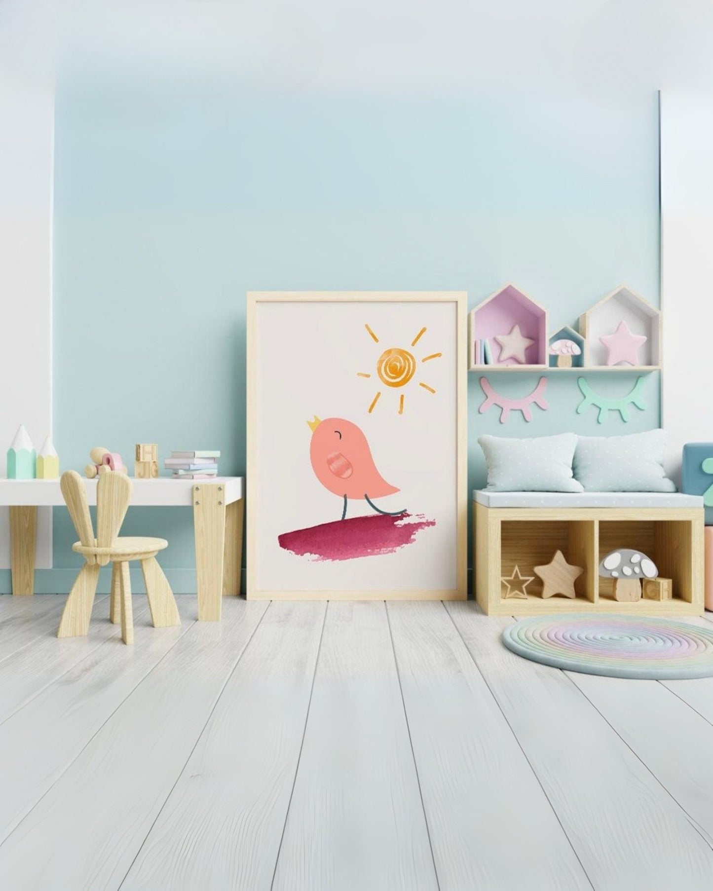 Poster con uccellino rosa che canta al sole appoggiato a parete in una cameretta colorata con arredi in legno, cuscini e giochi decorativi.