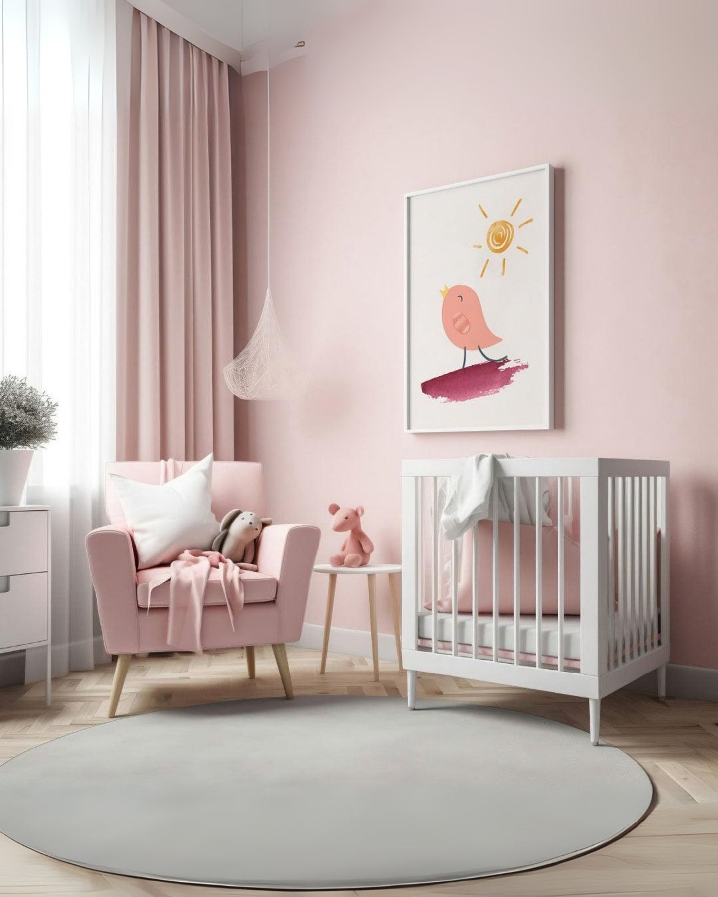 Poster con uccellino rosa che canta al sole appeso alla parete di una cameretta rosa con culla bianca, poltrona e decorazioni coordinate.