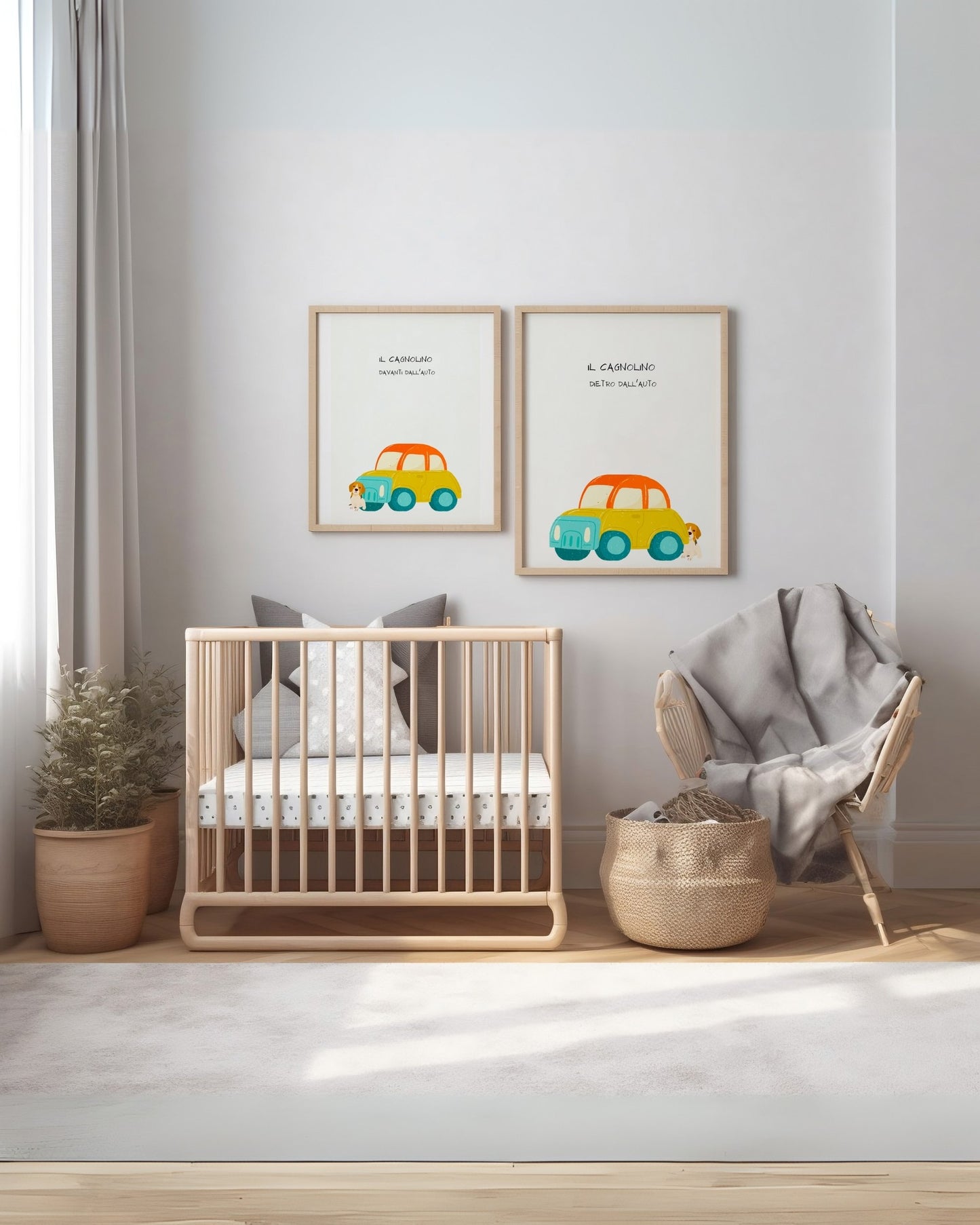 Poster digitali con auto e cagnolino nelle posizioni "davanti" e "dietro", appesi sopra la culla in una cameretta luminosa e moderna.