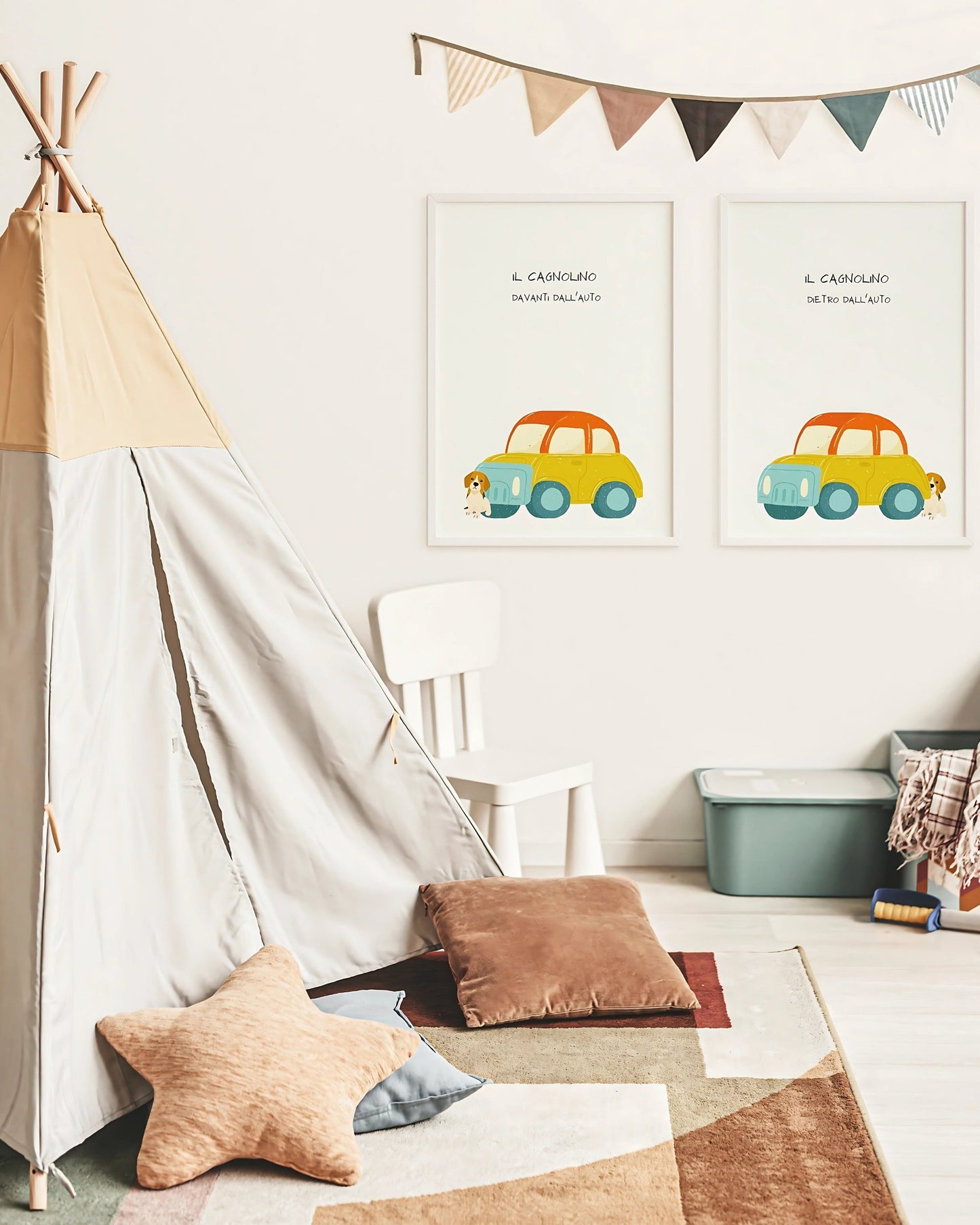 Poster digitali con auto e cagnolino nelle posizioni "davanti" e "dietro", appesi alla parete sopra un angolo gioco con tenda, cuscini e decorazioni in cameretta.