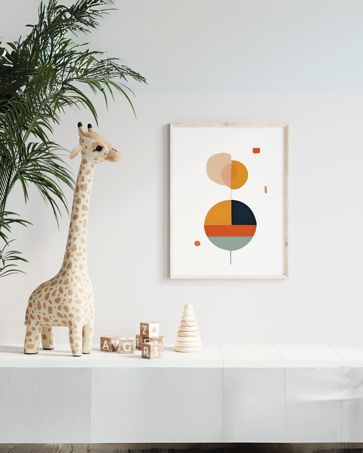 Stampa astratta con cerchi geometrici colorati, in cornice chiara, accanto a peluche giraffa e giochi in legno per bambini