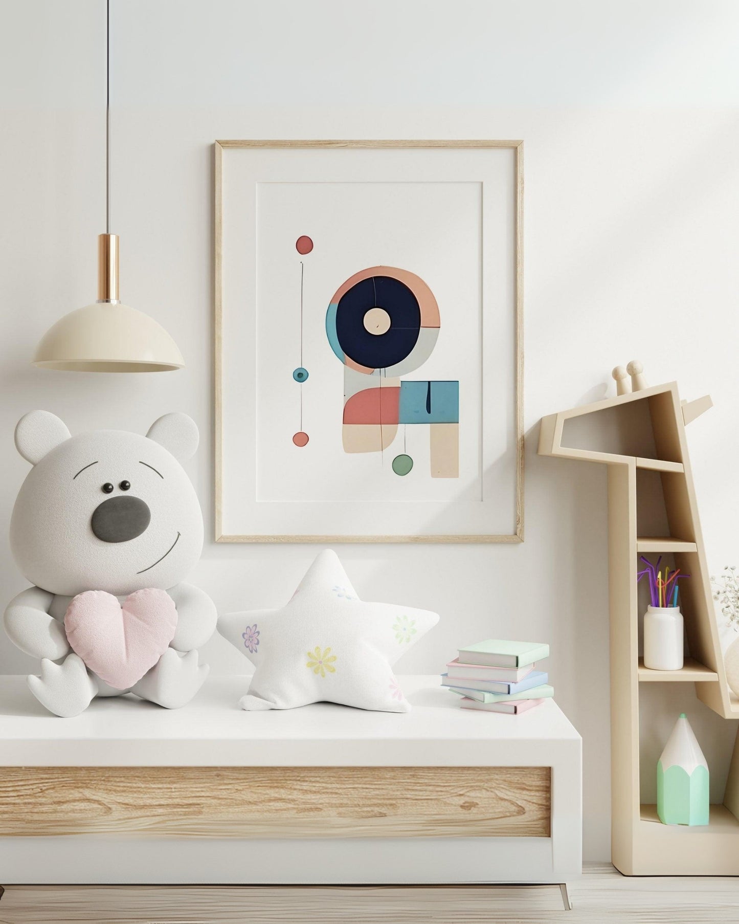 Poster geometrico Linee, Cerchi e Quadrati appeso in cameretta, accanto a peluche orsetto, cuscino a stella e mensola a casetta. Stampa digitale decorativa moderna per bambini.