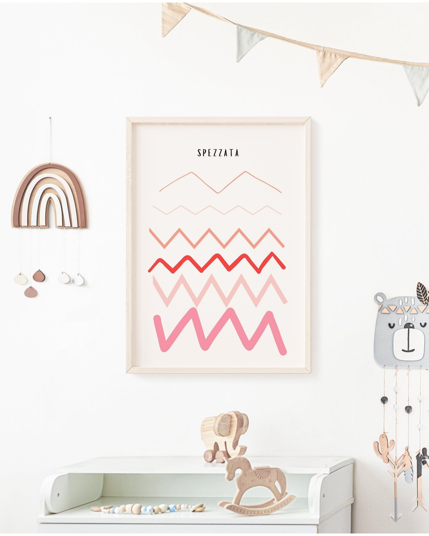 Poster educativo con linee spezzate rosa e rosse, appeso in una cameretta con decorazioni in legno e arcobaleno.