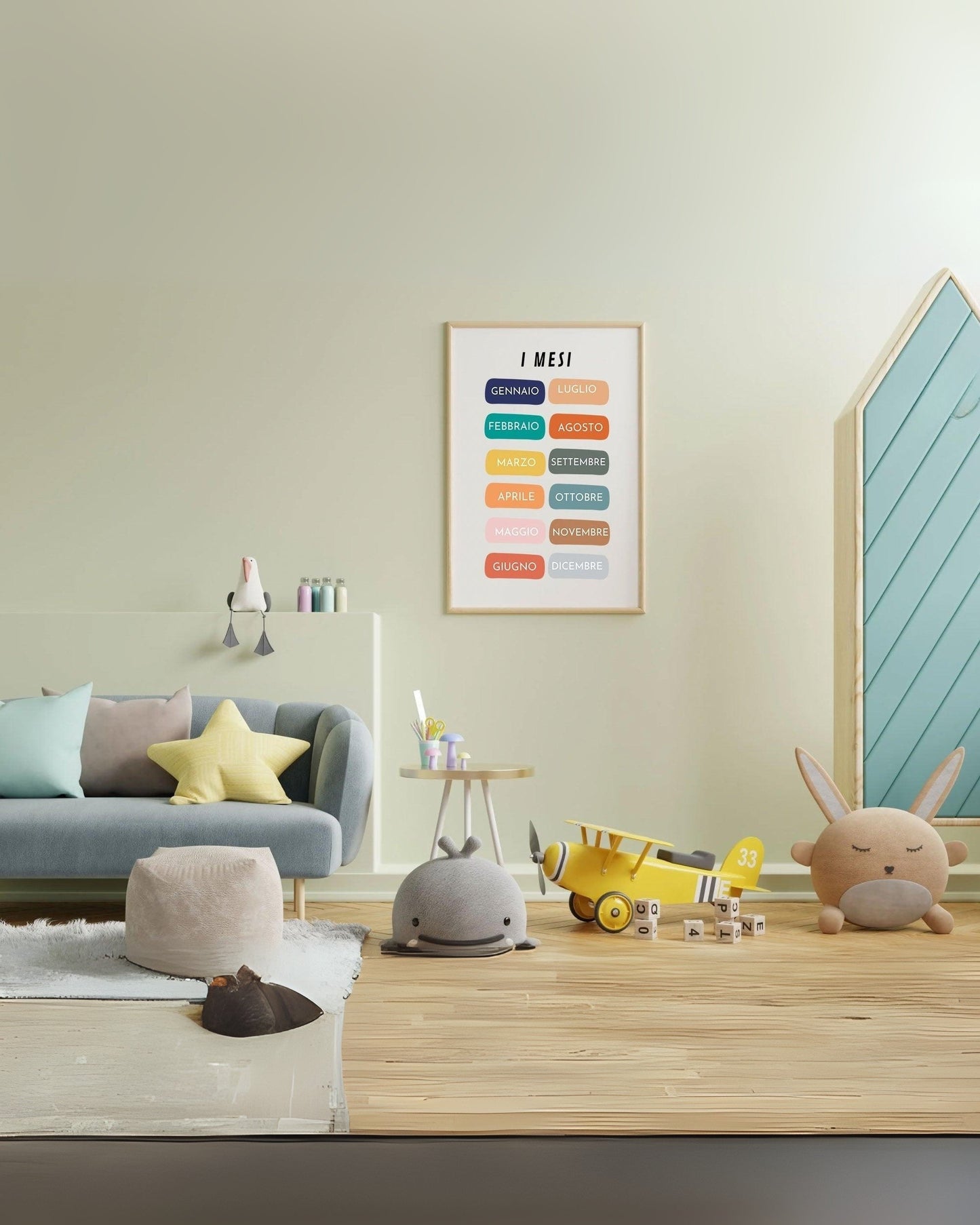 Poster dei mesi dell’anno appeso alla parete di una cameretta moderna, con arredamento colorato e giocattoli.
