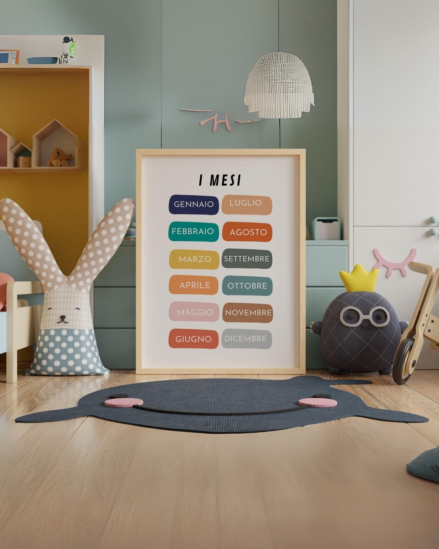 Poster decorativo dei mesi dell’anno esposto in una cameretta moderna, con colori vivaci e design educativo.