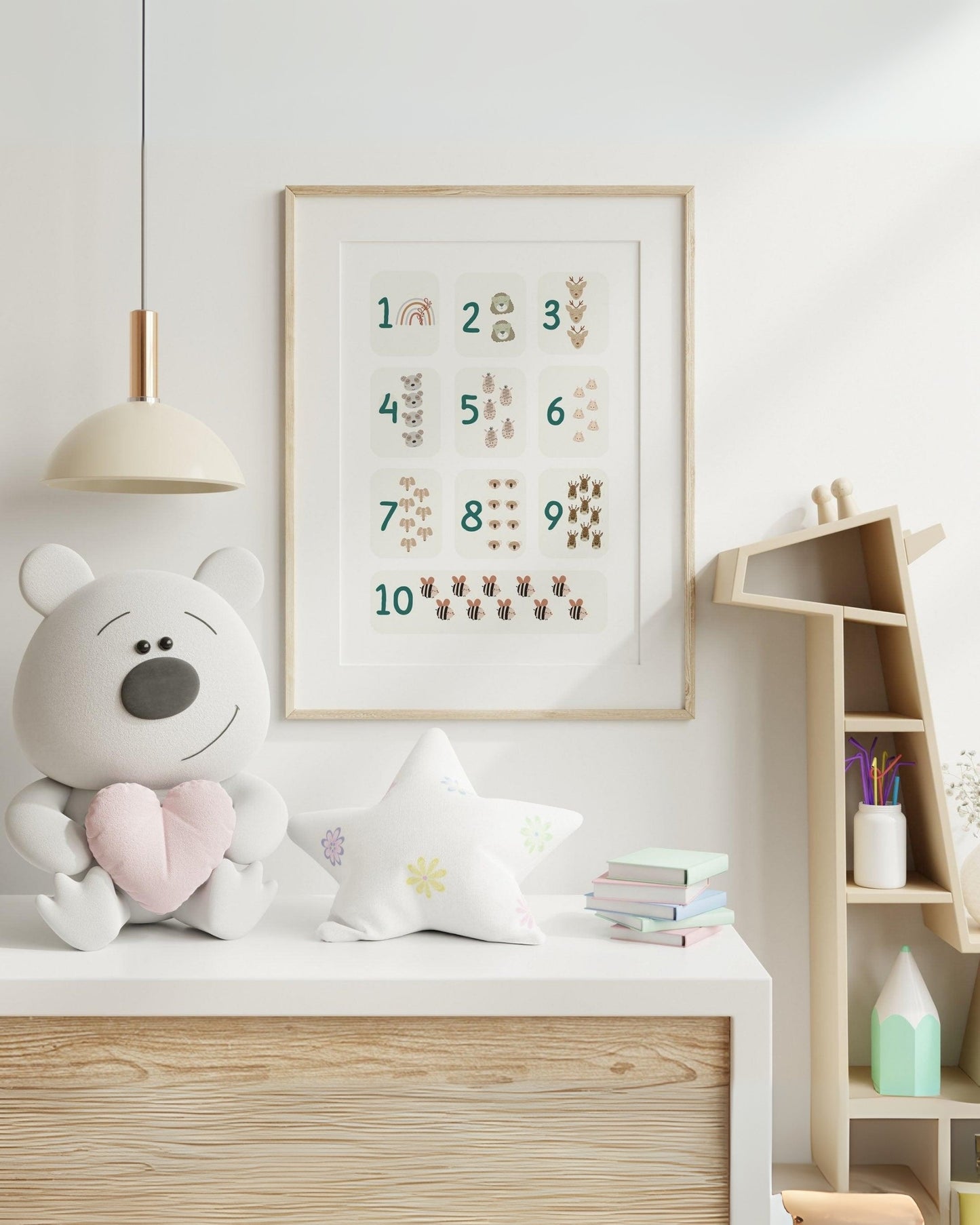 Poster educativo con numeri da 1 a 10 appeso in cameretta, arredamento con peluche orso, cuscino a stella e scaffale in legno
