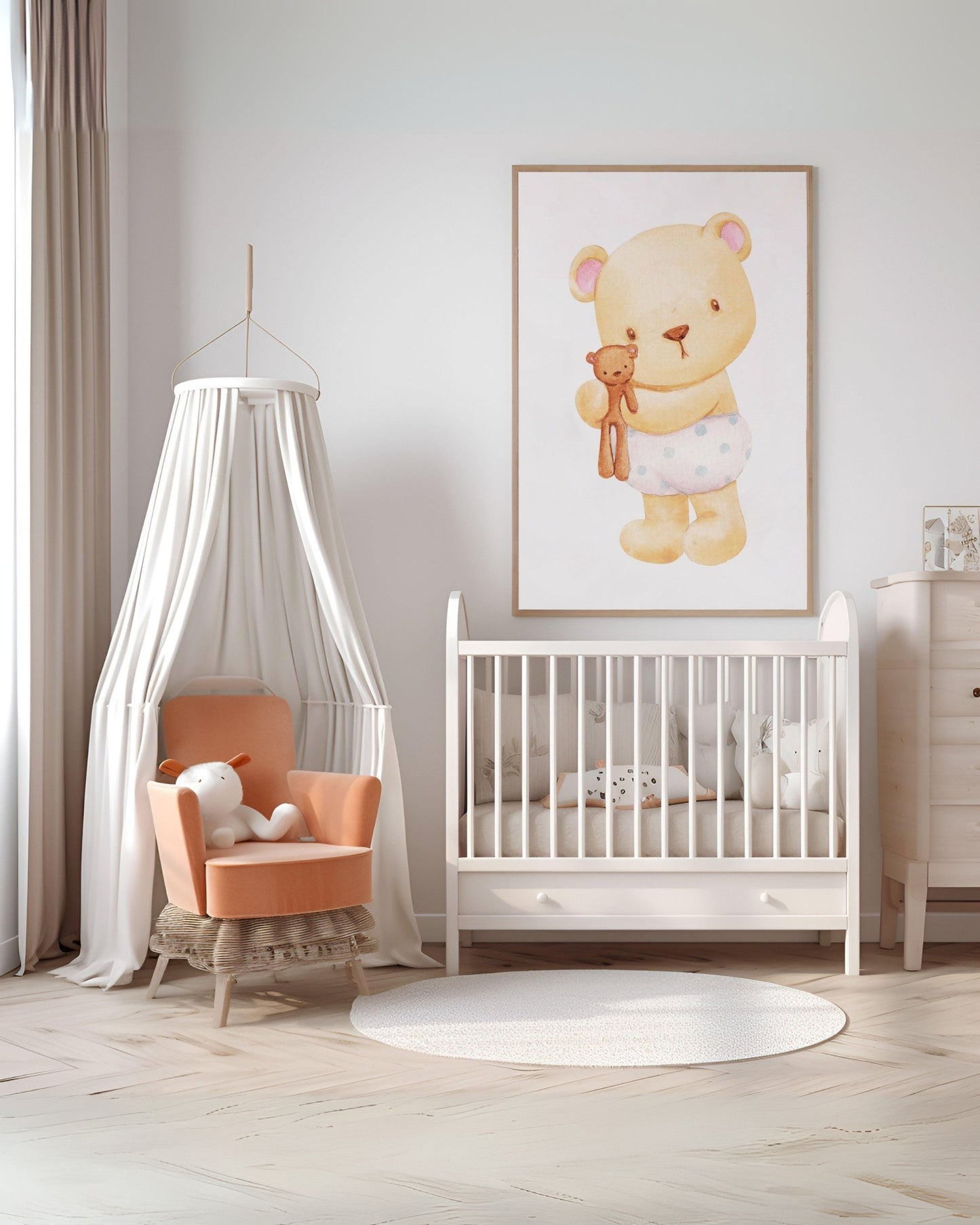 Poster con orsetto che abbraccia un peluche, appeso sopra la culla in una cameretta elegante con poltroncina arancione e baldacchino bianco.