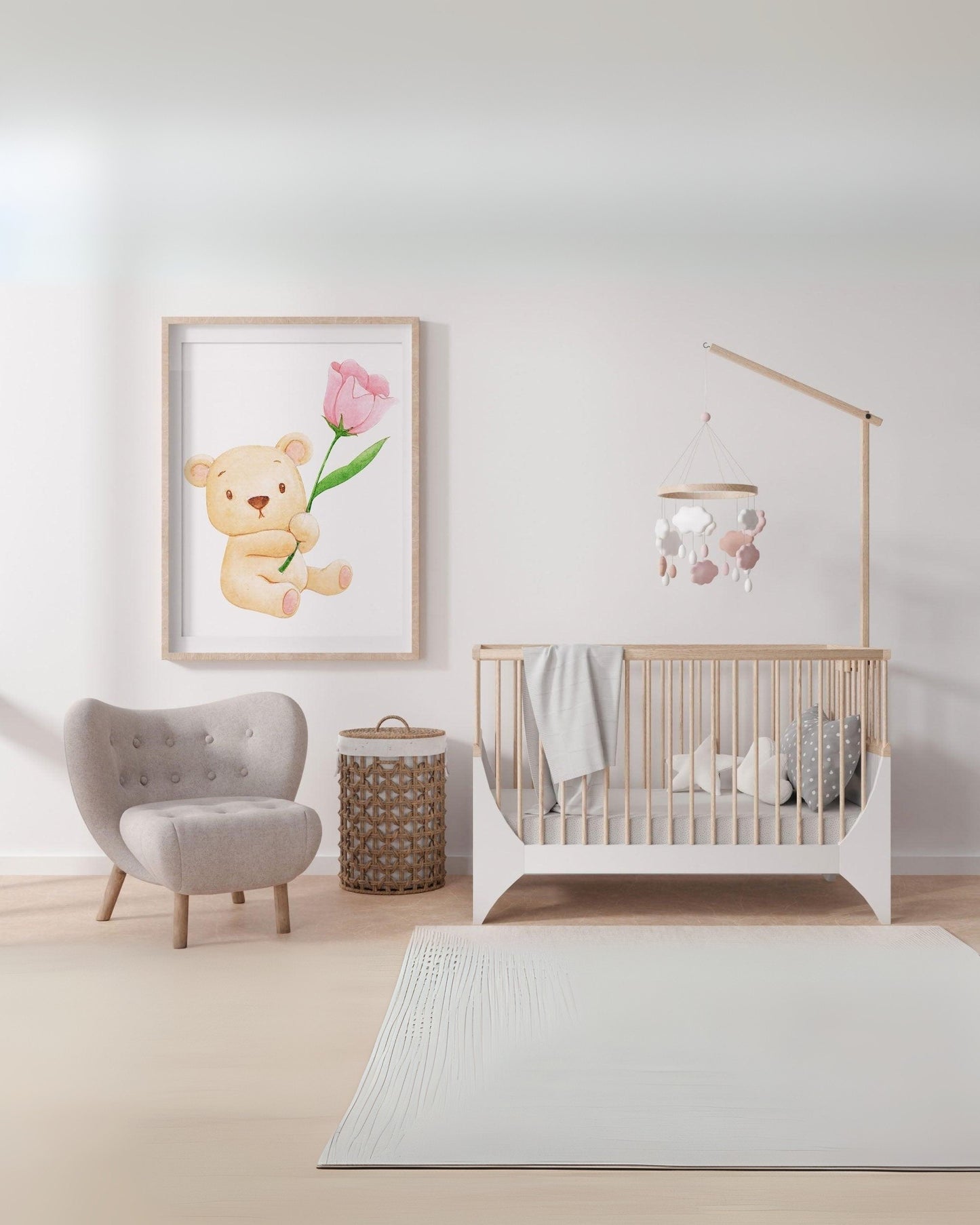Poster con orsetto che tiene una rosa rosa, appeso in una cameretta moderna con culla e arredamento per neonati.