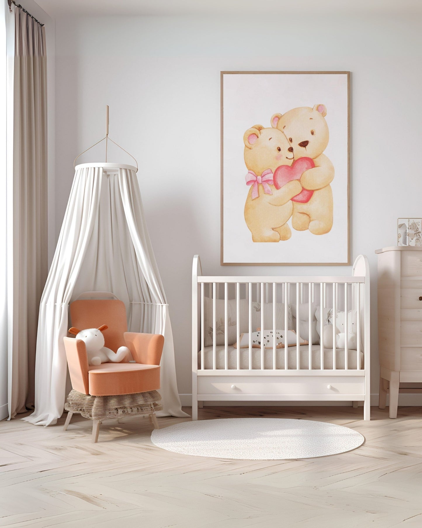 Poster digitale con due orsetti che si abbracciano tenendo un cuore rosa, decorazione dolce per cameretta con lettino bianco e poltroncina.