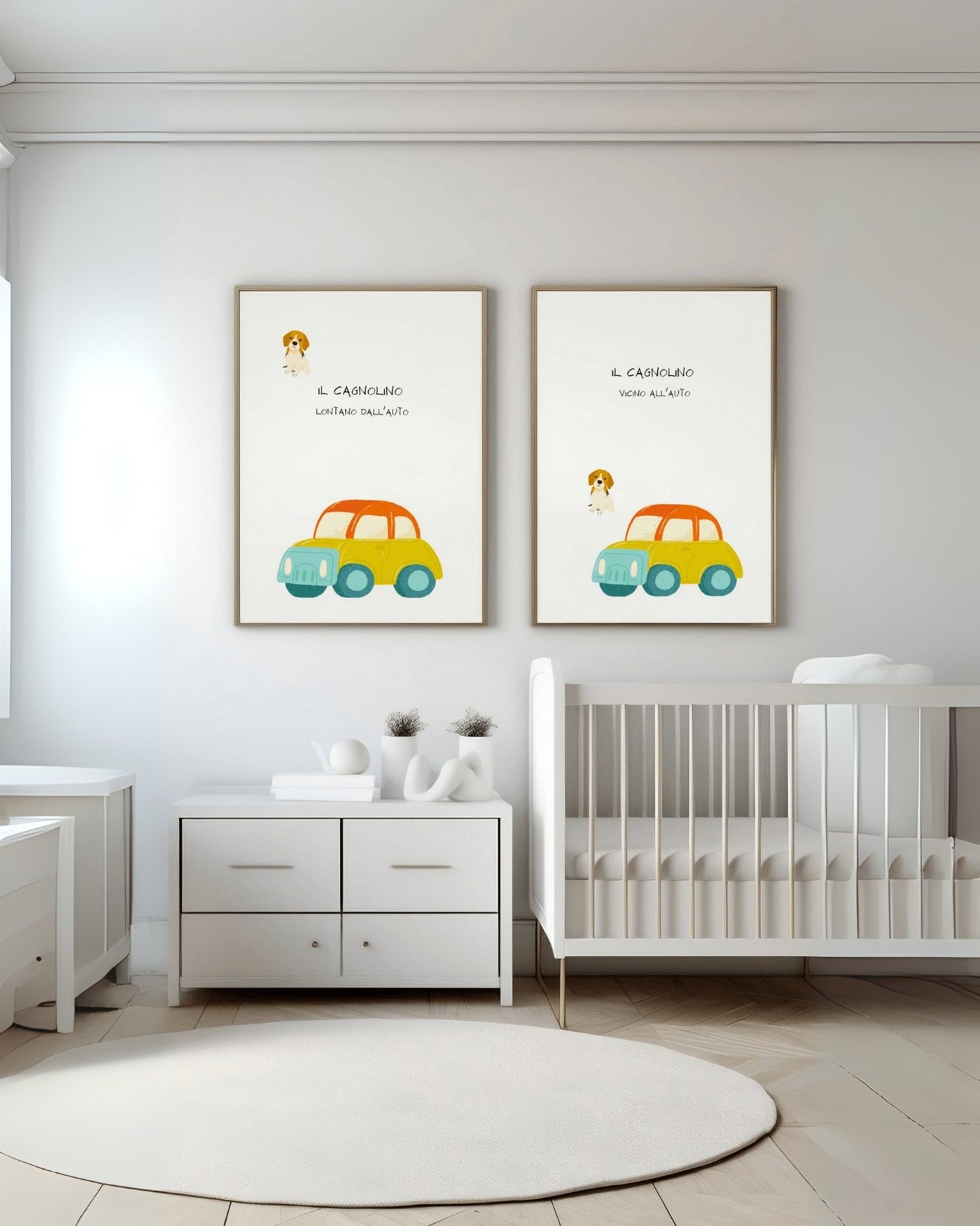 Due poster con cagnolino e auto colorata, appesi al muro sopra cassettiera bianca e vicino a una culla in legno bianco.