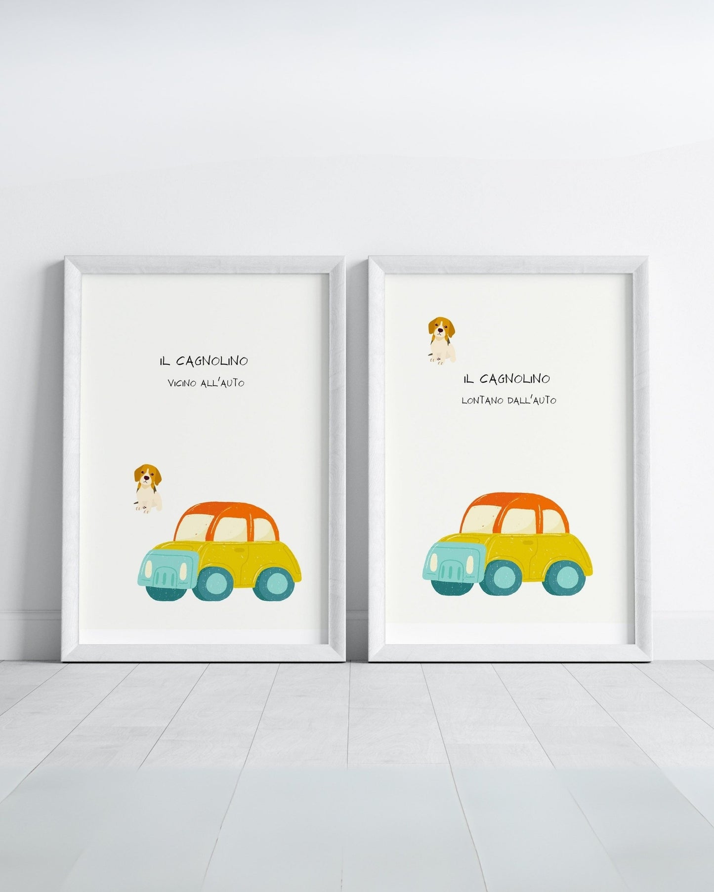 Due poster con cagnolino e auto colorata: a sinistra vicino all’auto, a destra lontano dall’auto, in cornici bianche appoggiate al muro.