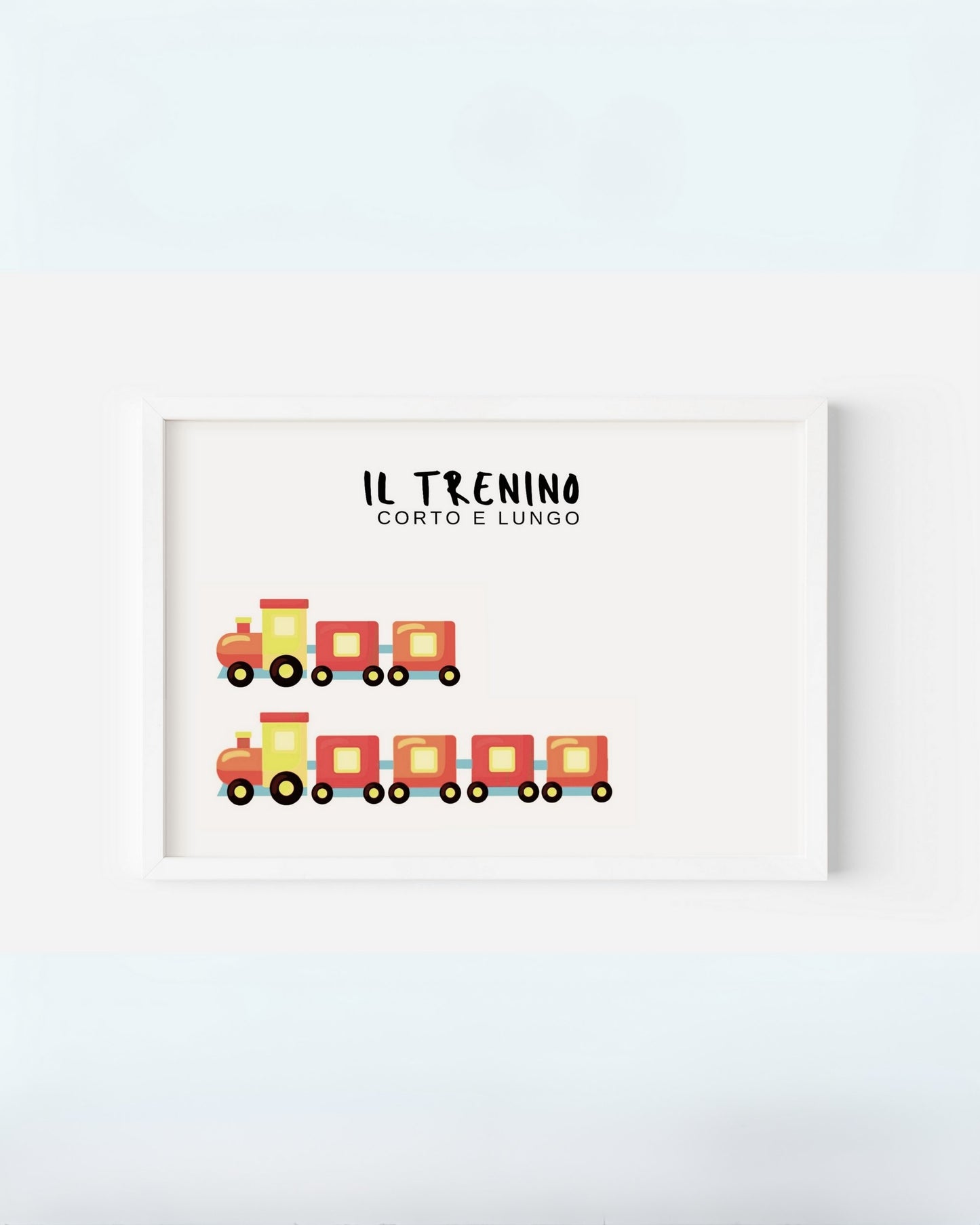 Poster con trenino corto e trenino lungo in cornice bianca appoggiata al muro.