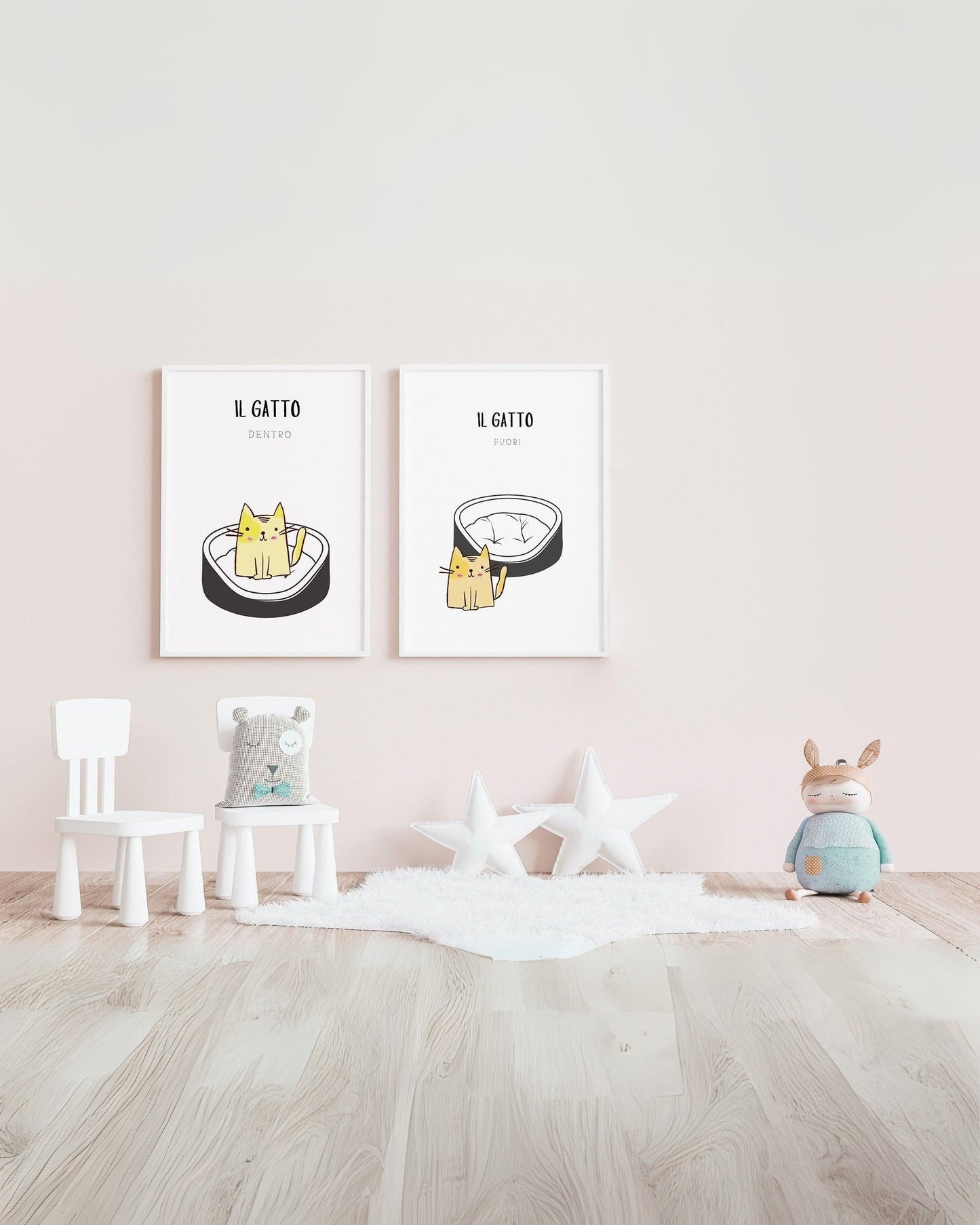 Poster per bambini con illustrazione di un gatto dentro e fuori dalla cuccia, appesi alla parete di una cameretta arredata con giocattoli e decorazioni.