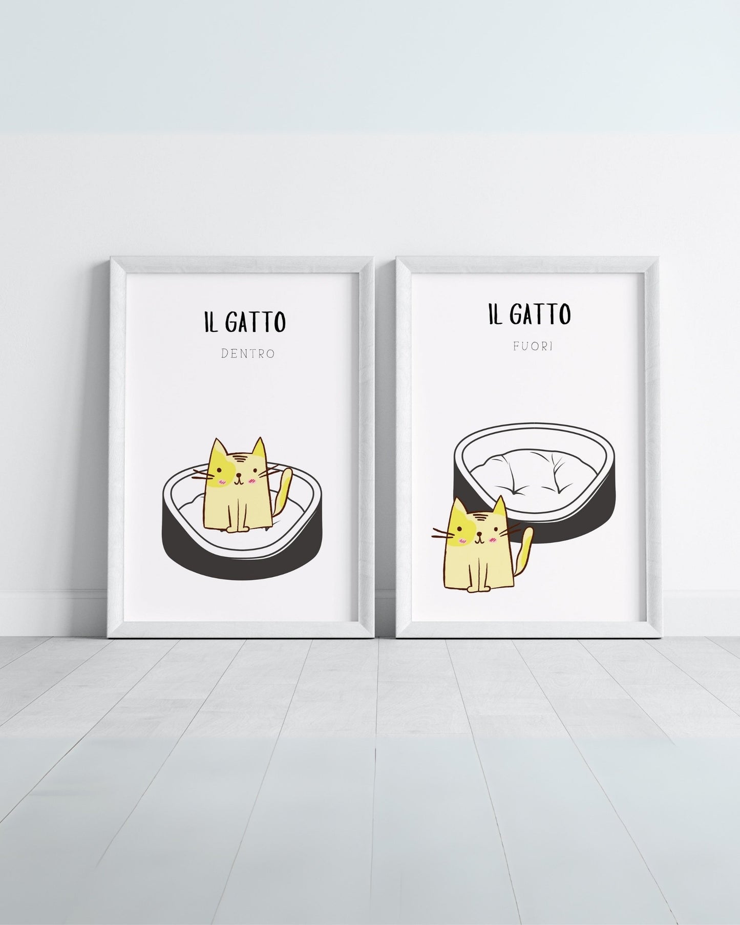 Poster per bambini con un gatto giallo raffigurato dentro e fuori dalla sua cuccia, design minimal e divertente per cameretta.