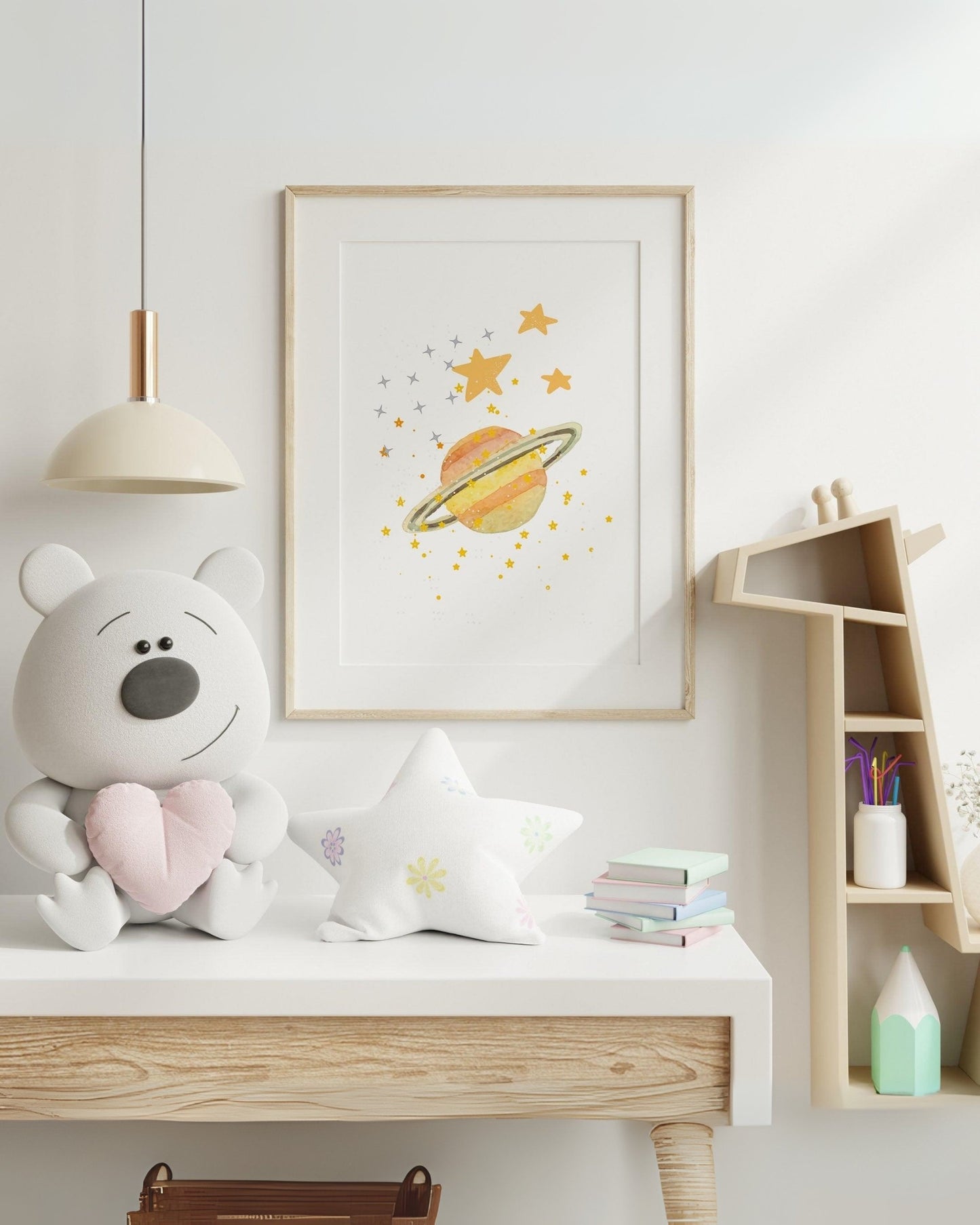 Poster digitale con pianeta ad anello e stelle gialle, incorniciato e appeso in cameretta moderna con pupazzo e scrivania in legno.
