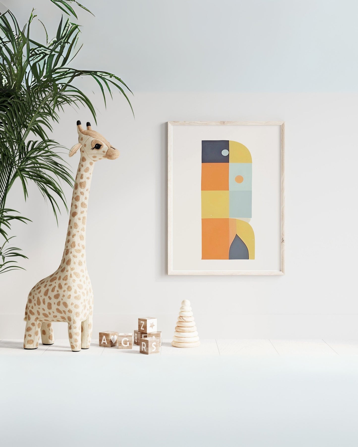 Poster geometrico con quadrati e forme astratte in colori arancione, giallo e blu, esposto in cameretta con giraffa peluche, cubi in legno e decorazioni educative.