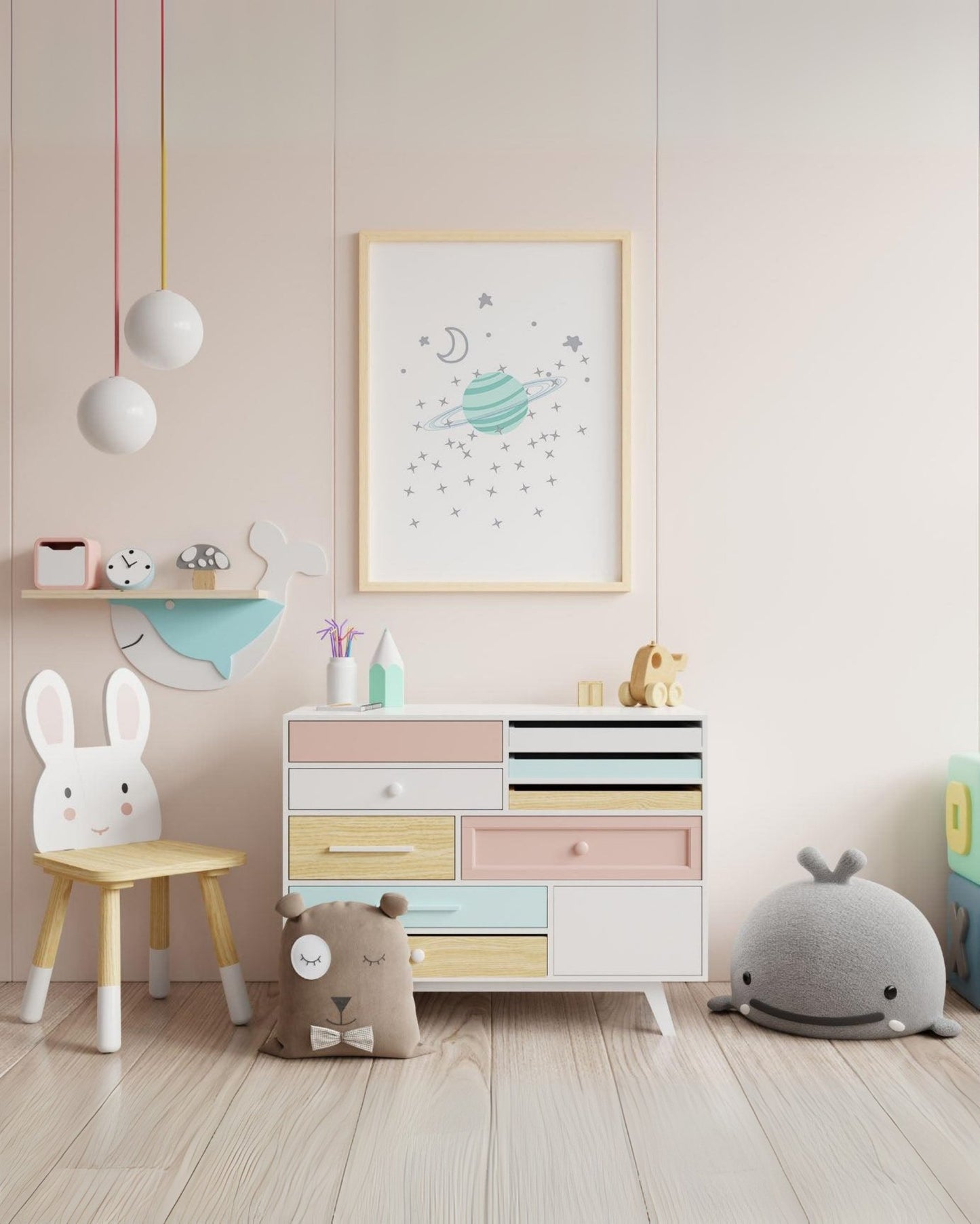 Stampa digitale pianeta con anello e luna appesa alla parete di una cameretta colorata con arredamento moderno