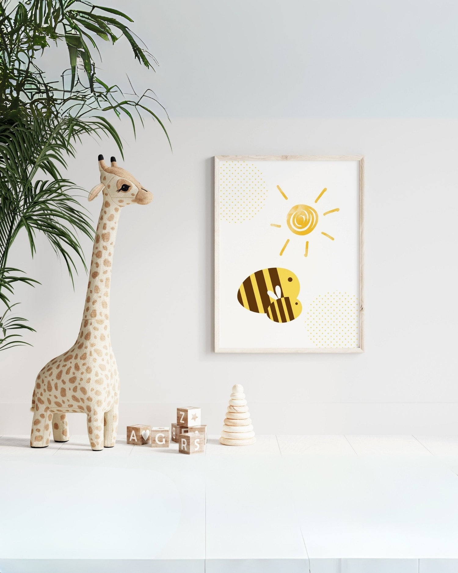 Mock-up di una cameretta con una giraffa in peluche accanto a un poster illustrato con ape e sole. Collezione Natura e Animali.