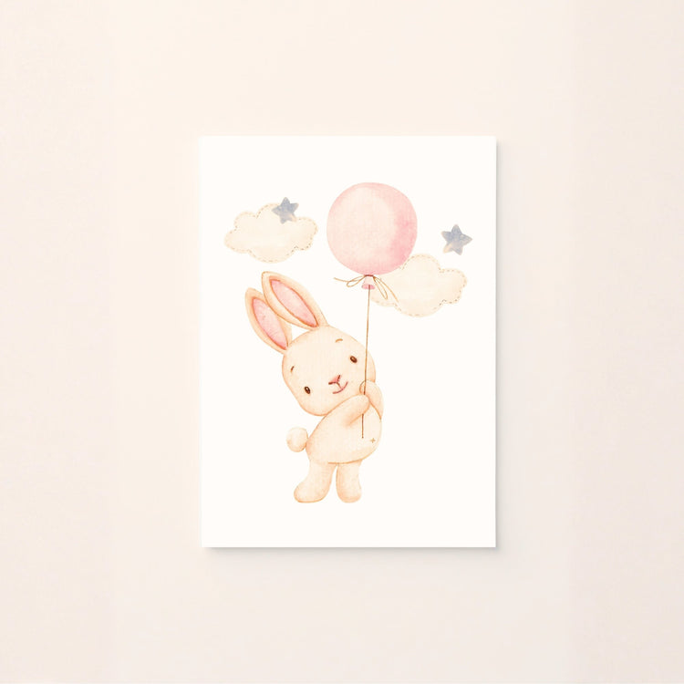 Poster con coniglietto rosa che tiene un palloncino tra nuvole e stelline, in stile acquerello per cameretta.