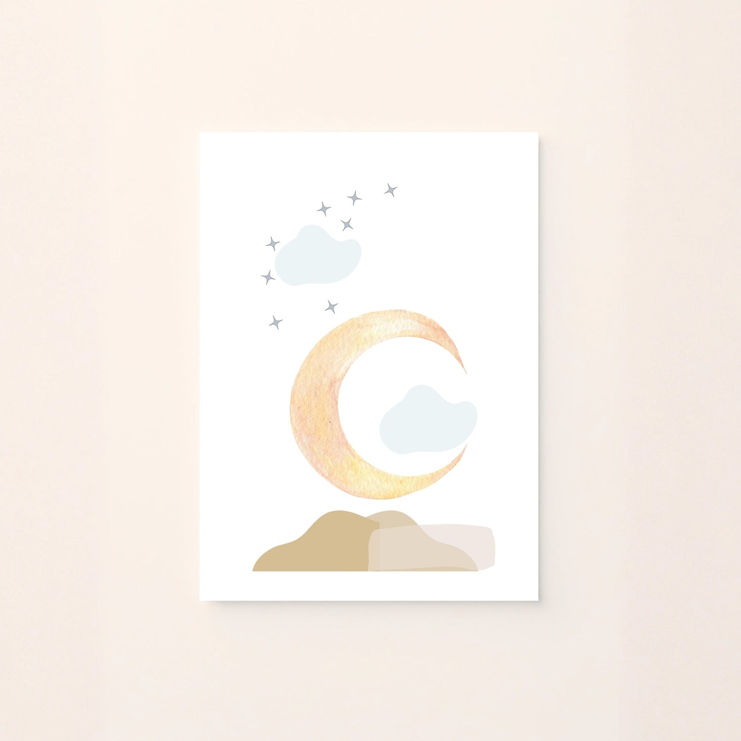 Poster decorativo con luna dorata, nuvole e stelline in stile delicato per cameretta.