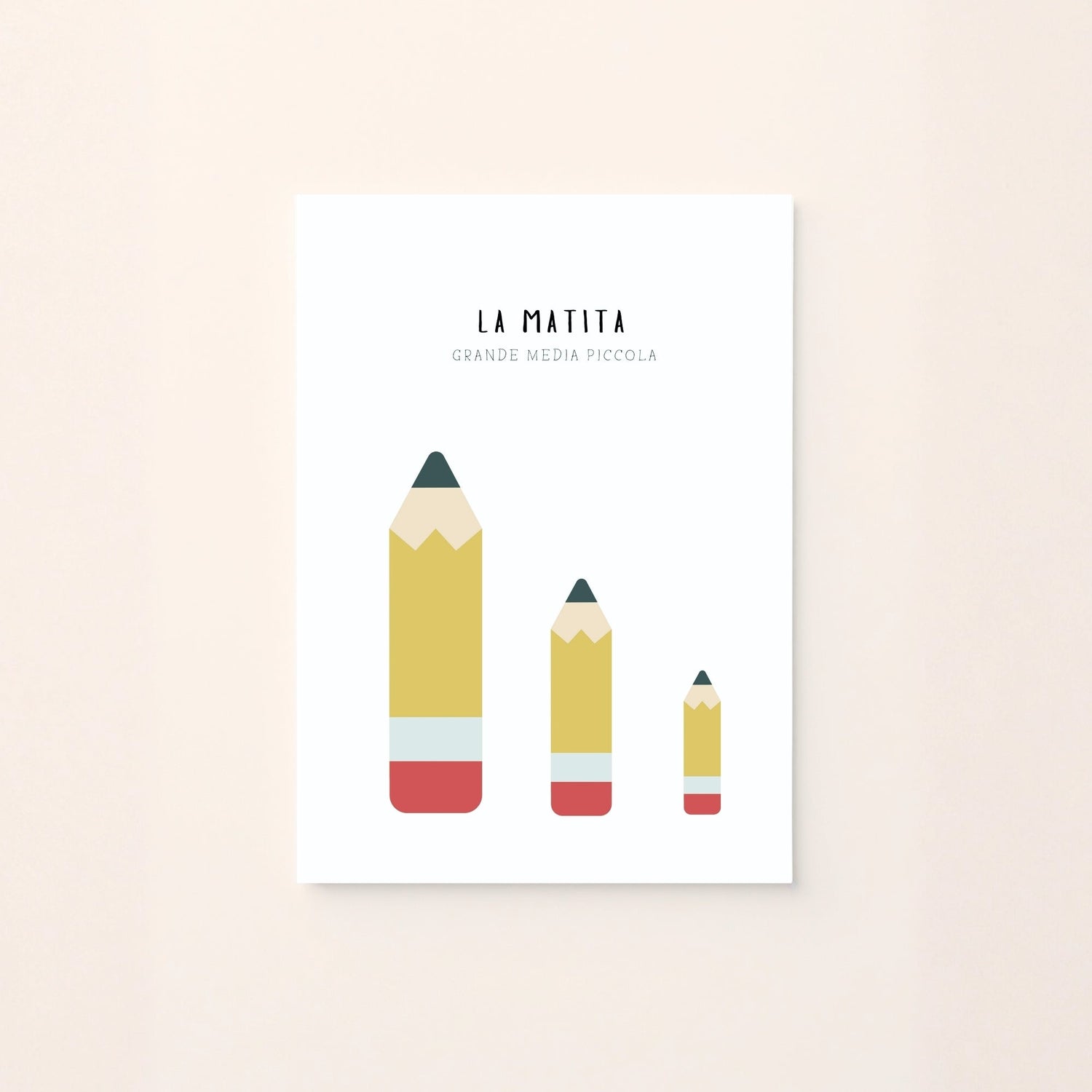 Poster educativo con tre matite di grandezze diversa: grande, media e piccola.