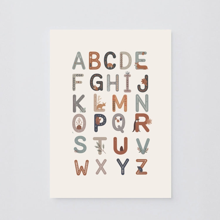 Poster decorativo per bambini con alfabeto illustrato a tema invernale, lettere A-Z con animali e natura su sfondo chiaro. Educativo e delicato.
