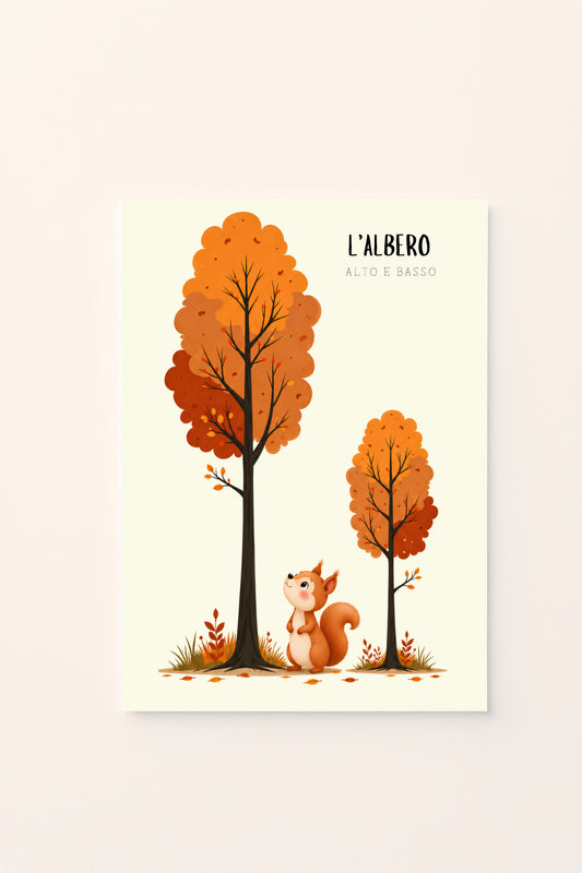 Poster autunnale per bambini con un albero alto e un albero basso dai colori arancioni e uno scoiattolo, su sfondo rosato.