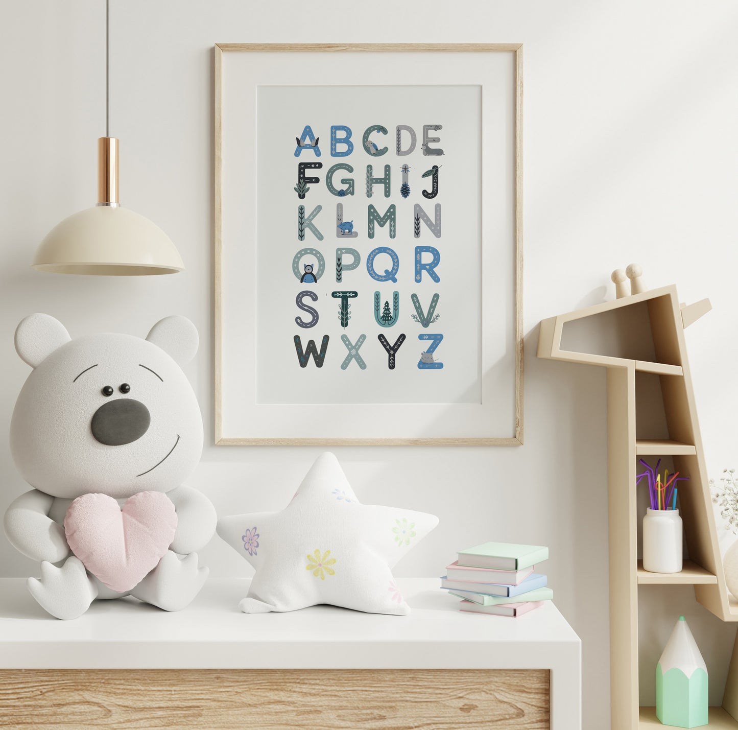 Poster alfabeto artico con lettere illustrate e animali polari, appeso in una cameretta invernale per bambini
