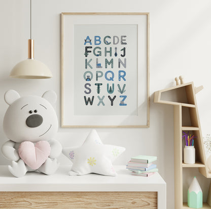 Poster alfabeto artico con lettere illustrate e animali polari, appeso in una cameretta invernale per bambini
