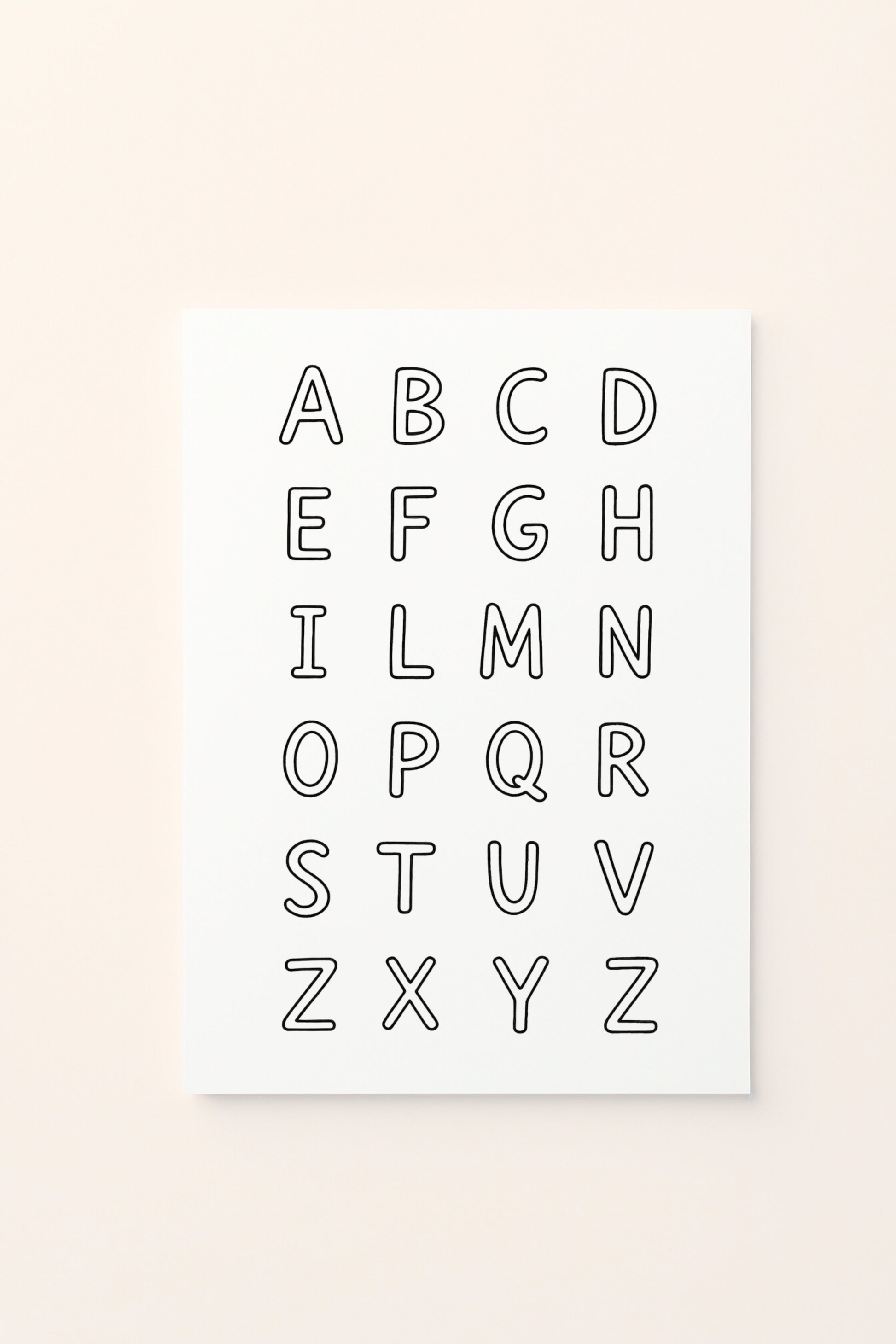 Poster educativo per bambini in bianco e nero da colorare con lettere dell'alfabeto, su delicato sfondo rosato.