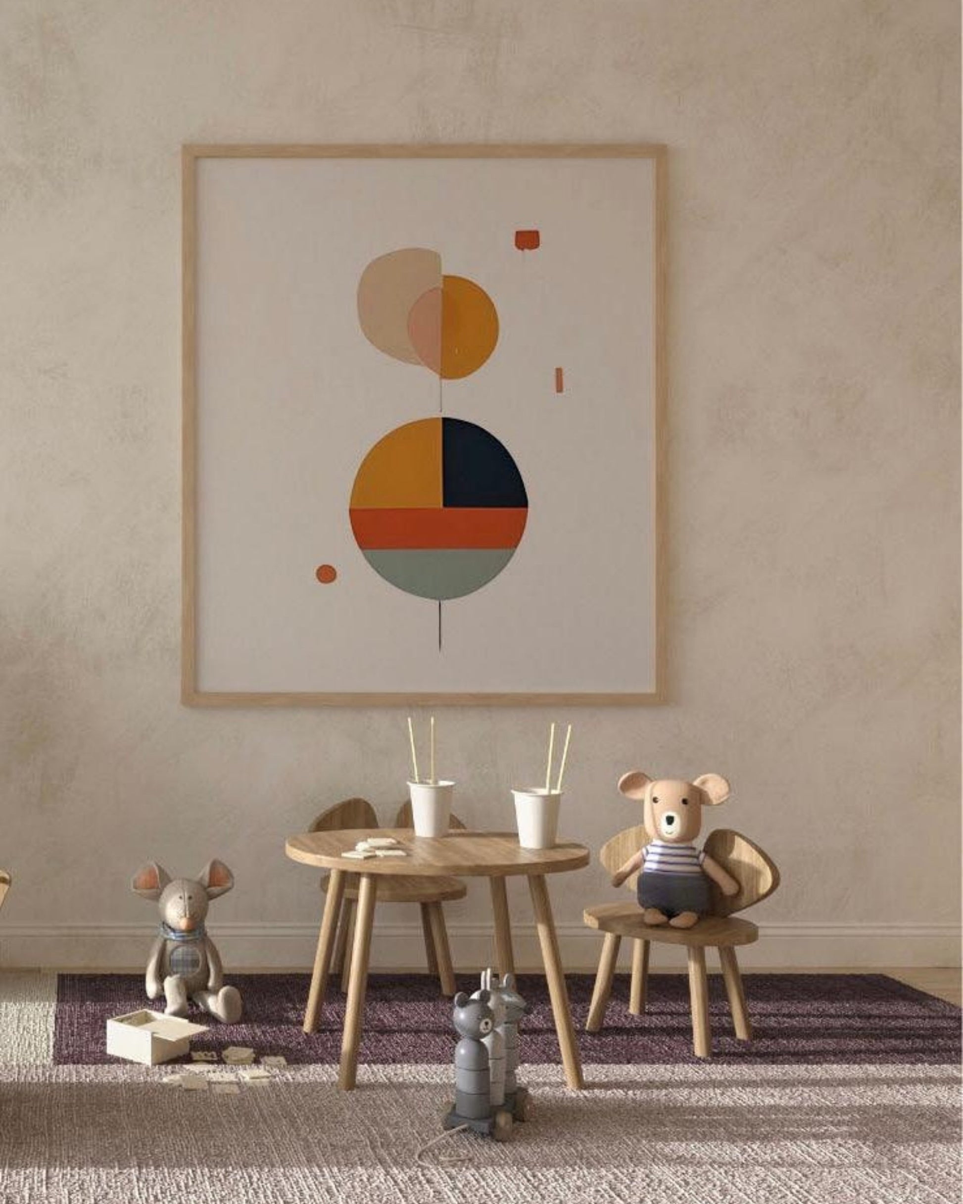 Quadro astratto con forme geometriche colorate appeso a parete, arredo per cameretta bambini con tavolino in legno e peluche."