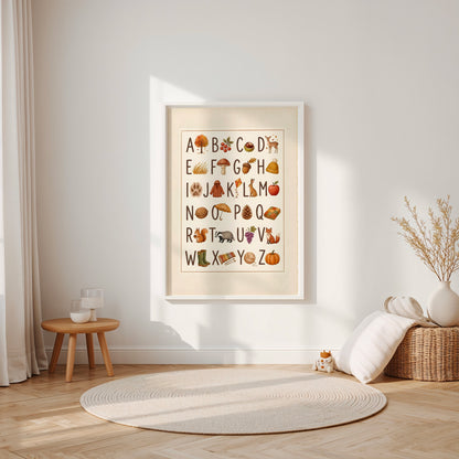 Poster con alfabeto autunnale illustrato e immagini associate alle lettere, appeso in una cameretta per bambini luminosa dai toni chiari e naturali. Decorazione educativa dai colori caldi dell'autunno.