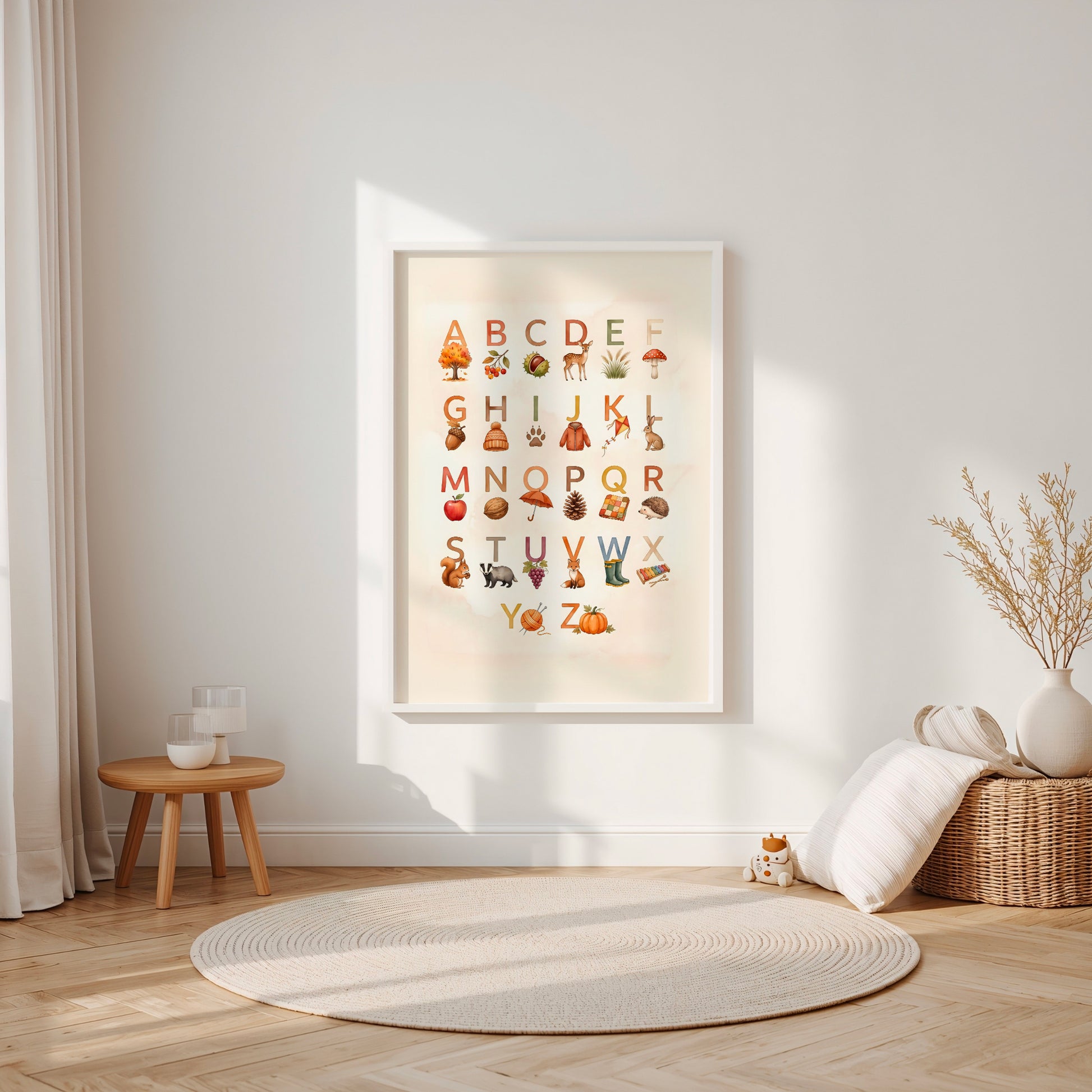 Poster illustrato con alfabeto autunnale e piccoli elementi della natura, appeso in una cameretta per bambini luminosa dai toni chiari e naturali. Decorazione educativa dai colori caldi autunnali.