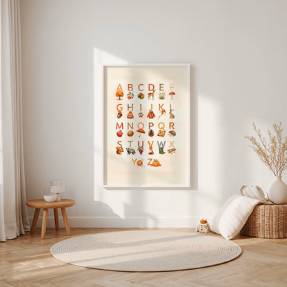 Poster illustrato con alfabeto autunnale e piccoli elementi della natura, appeso in una cameretta per bambini luminosa dai toni chiari e naturali. Decorazione educativa dai colori caldi autunnali.