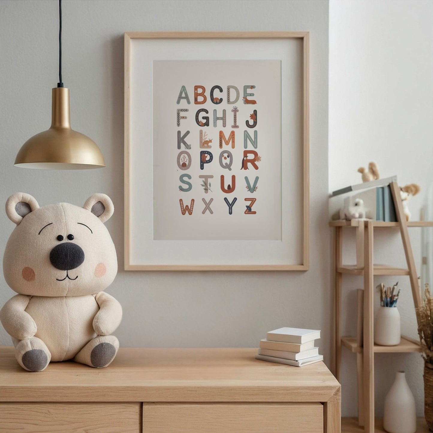 Poster con alfabeto d’inverno illustrato appeso in una cameretta bambini dai toni caldi e naturali