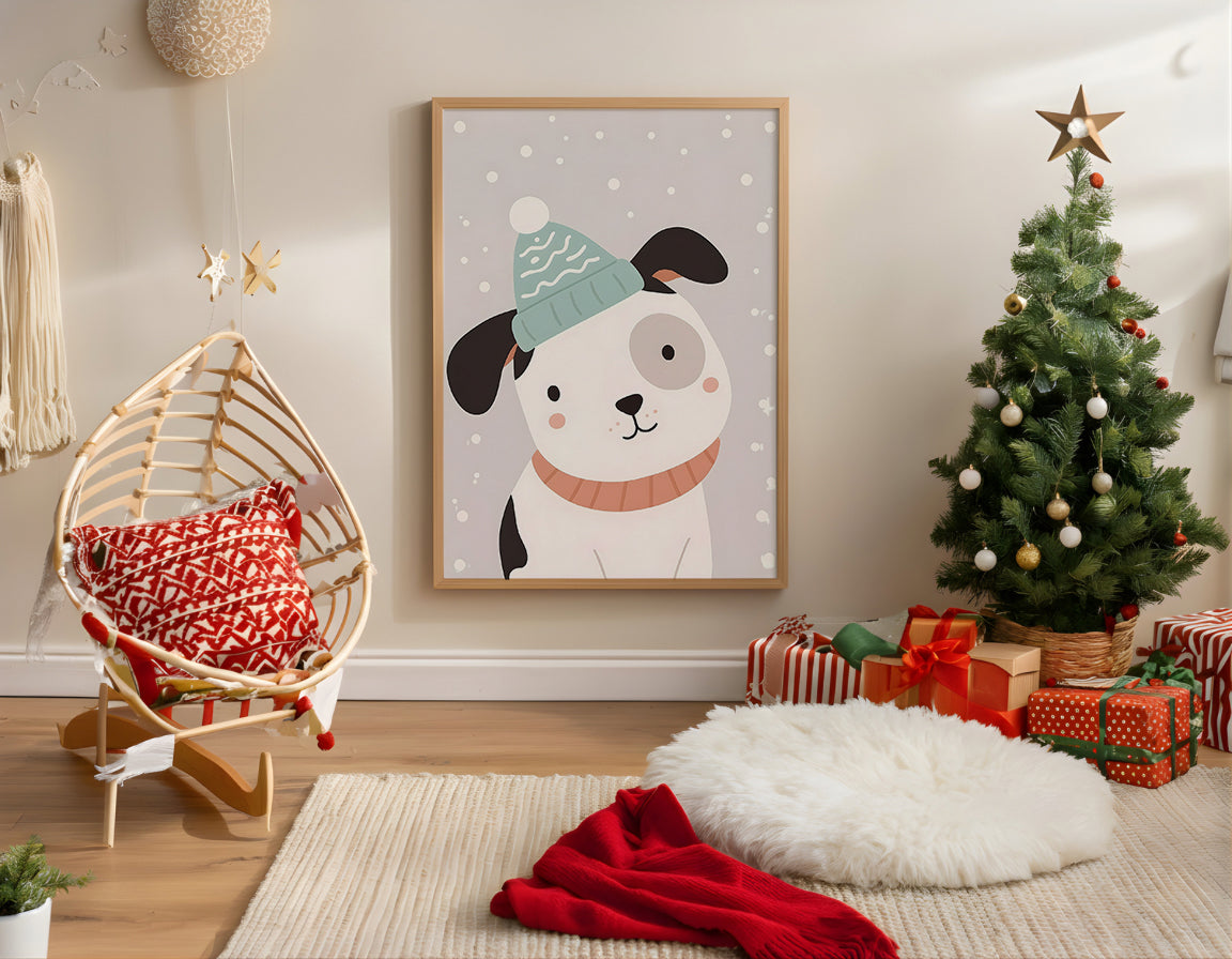 Poster natalizio con cagnolino invernale con cappello verde appeso in una cameretta decorata per Natale, accanto all’albero e ai regali.