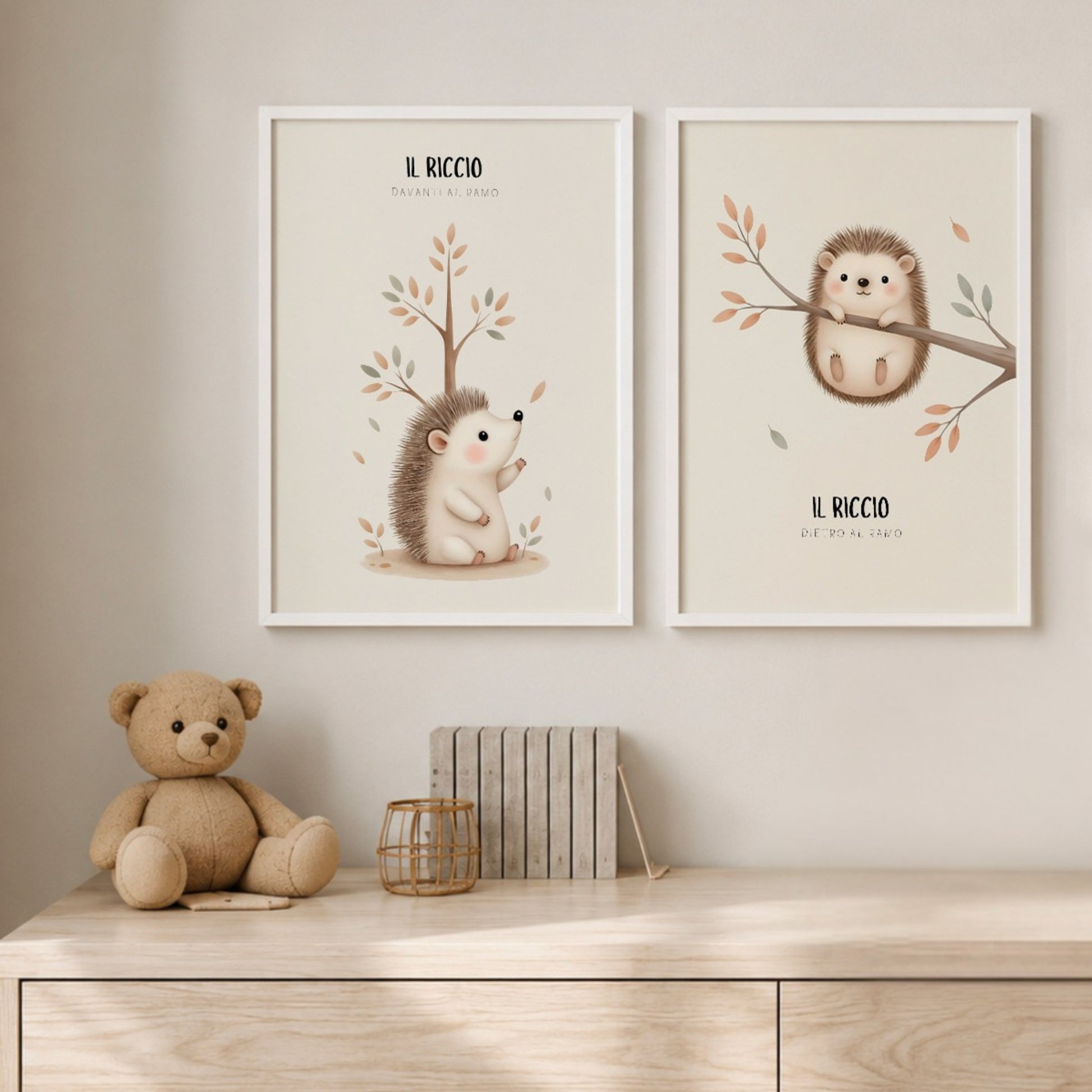 Coppia di poster illustrati con ricci e rami autunnali, appesi in una cameretta per bambini dai toni chiari e naturali. Decorazione coordinata dai colori delicati dell'autunno.