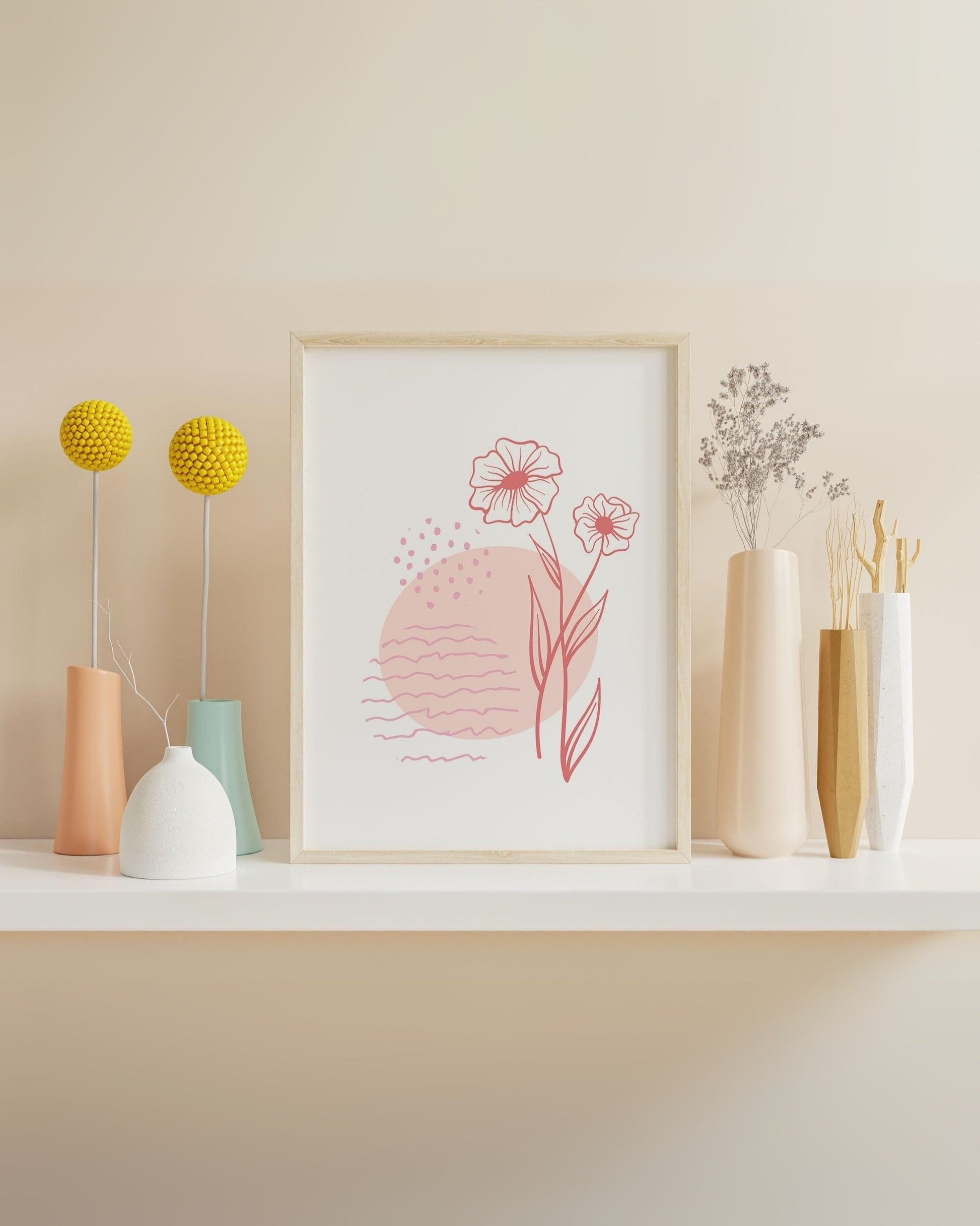 Poster digitale “Fiori in Quadro” in stile minimal, con due fiori stilizzati rosa su sfondo geometrico, esposto su mensola con vasi decorativi moderni.